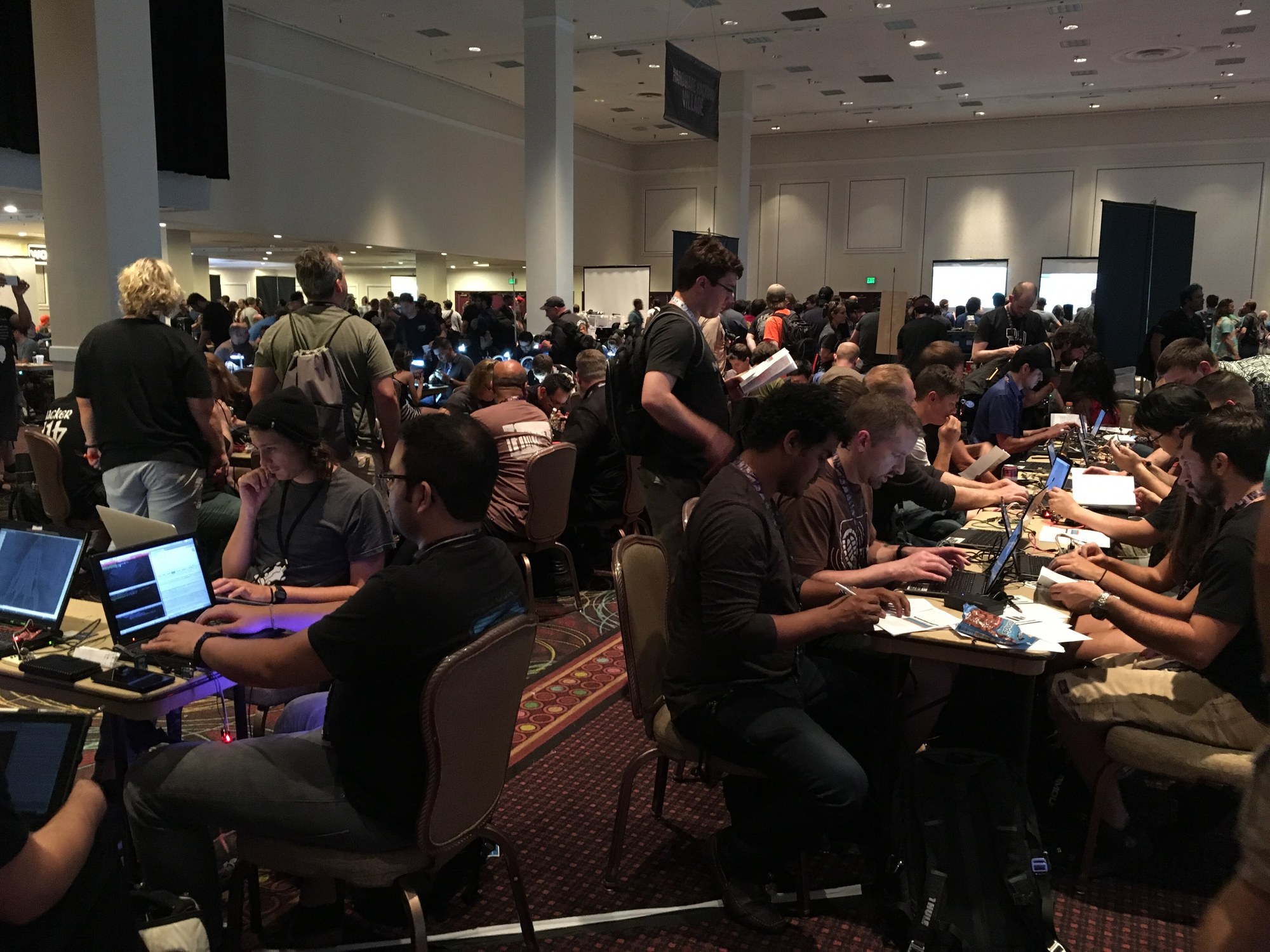 Strefa konkursów na DEF CON w Las Vegas. Podczas tegorocznej edycji konferencji zespół XBOW składał w Las Vegas łańcuch exploitów na Chrome'a