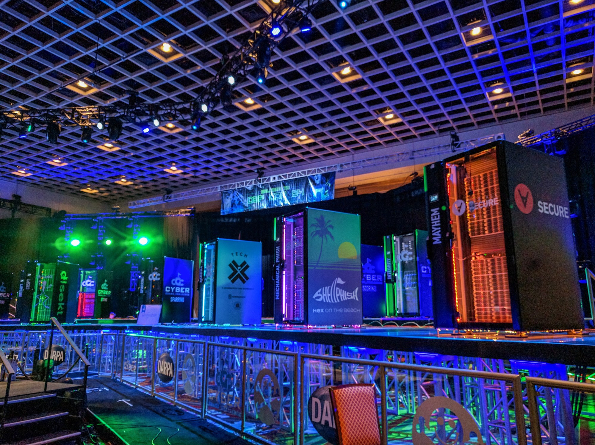 Superkomputery w finale DARPA Cyber Grand Challenge na DEF CON 24 w 2016 roku. Wtedy automaty hakujące automaty były pokazem. Dziesięć lat później agenci zarabiają na prawdziwych exploitach