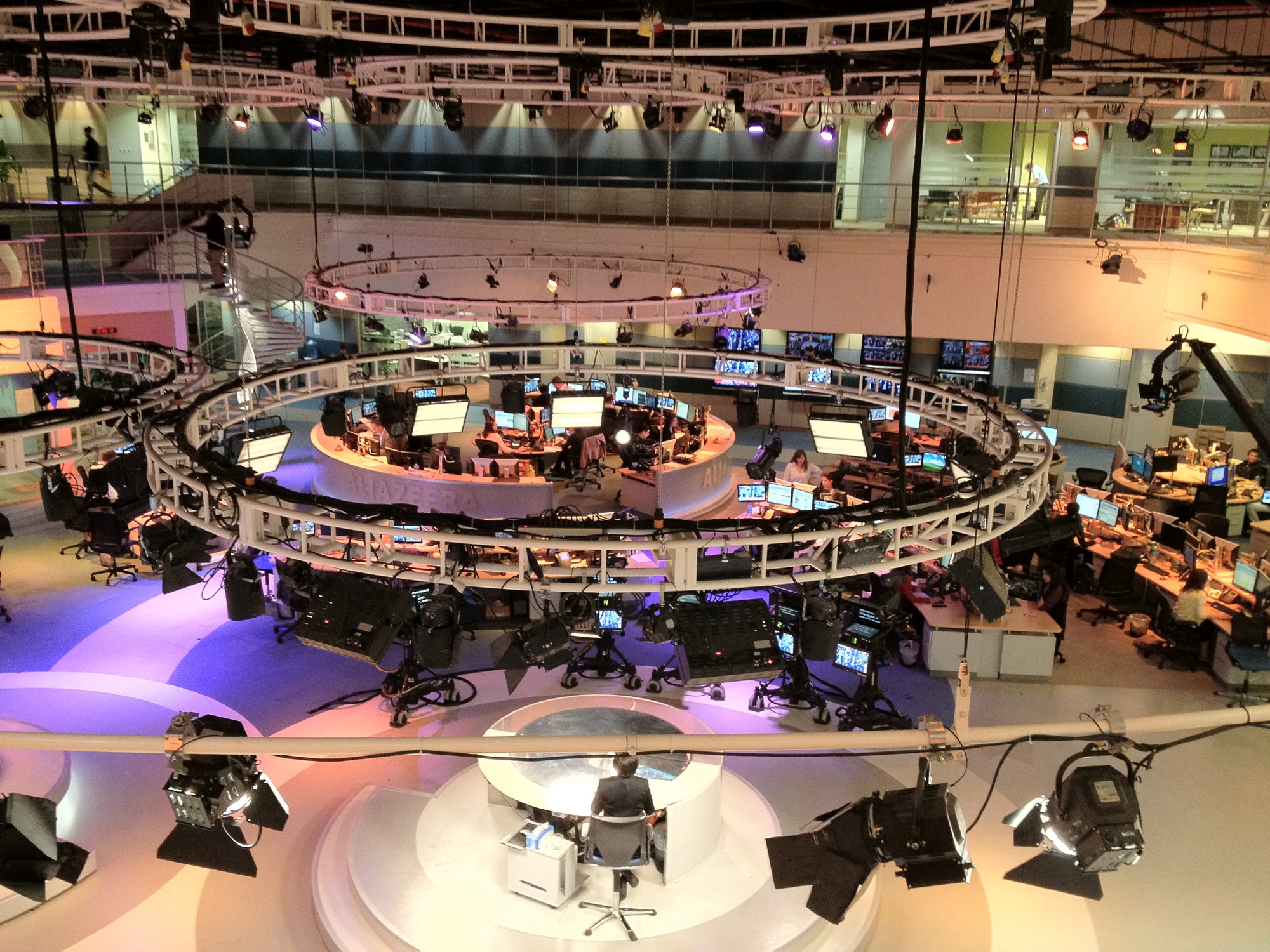 Newsroom Al Jazeery w Doha. Według Citizen Lab co najmniej 45 urządzeń stacji zainfekowano przez reklamy, bez jednego kliknięcia