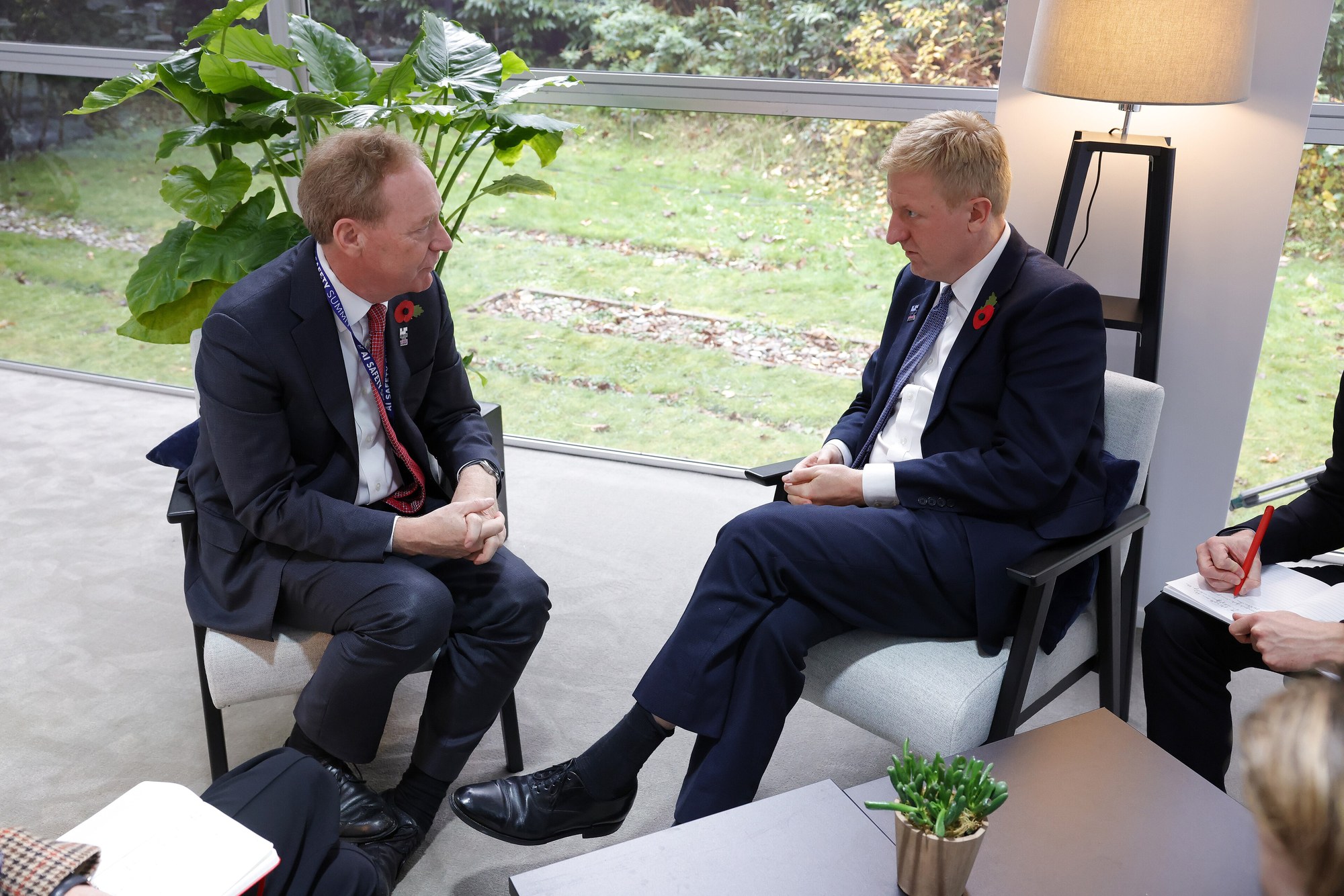 Brad Smith (z lewej) w rozmowie z ówczesnym wicepremierem Wielkiej Brytanii Oliverem Dowdenem, drugi dzień szczytu AI w Bletchley Park, 2 listopada 2023. Dziś to właśnie Wielką Brytanię Smith widzi w roli lidera prac nad zasadami bezpieczeństwa AI