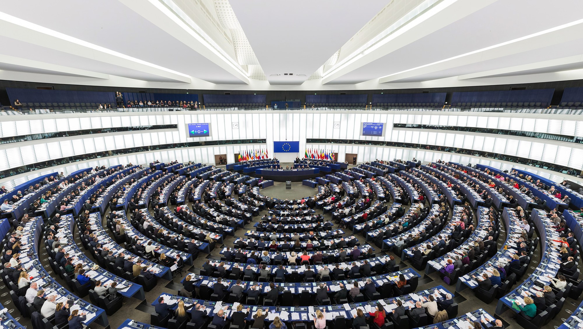 Sala obrad Parlamentu Europejskiego w Strasburgu. Tu w listopadzie 2025 przegłosowano rezolucję o minimalnym wieku dla mediów społecznościowych i towarzyszy AI