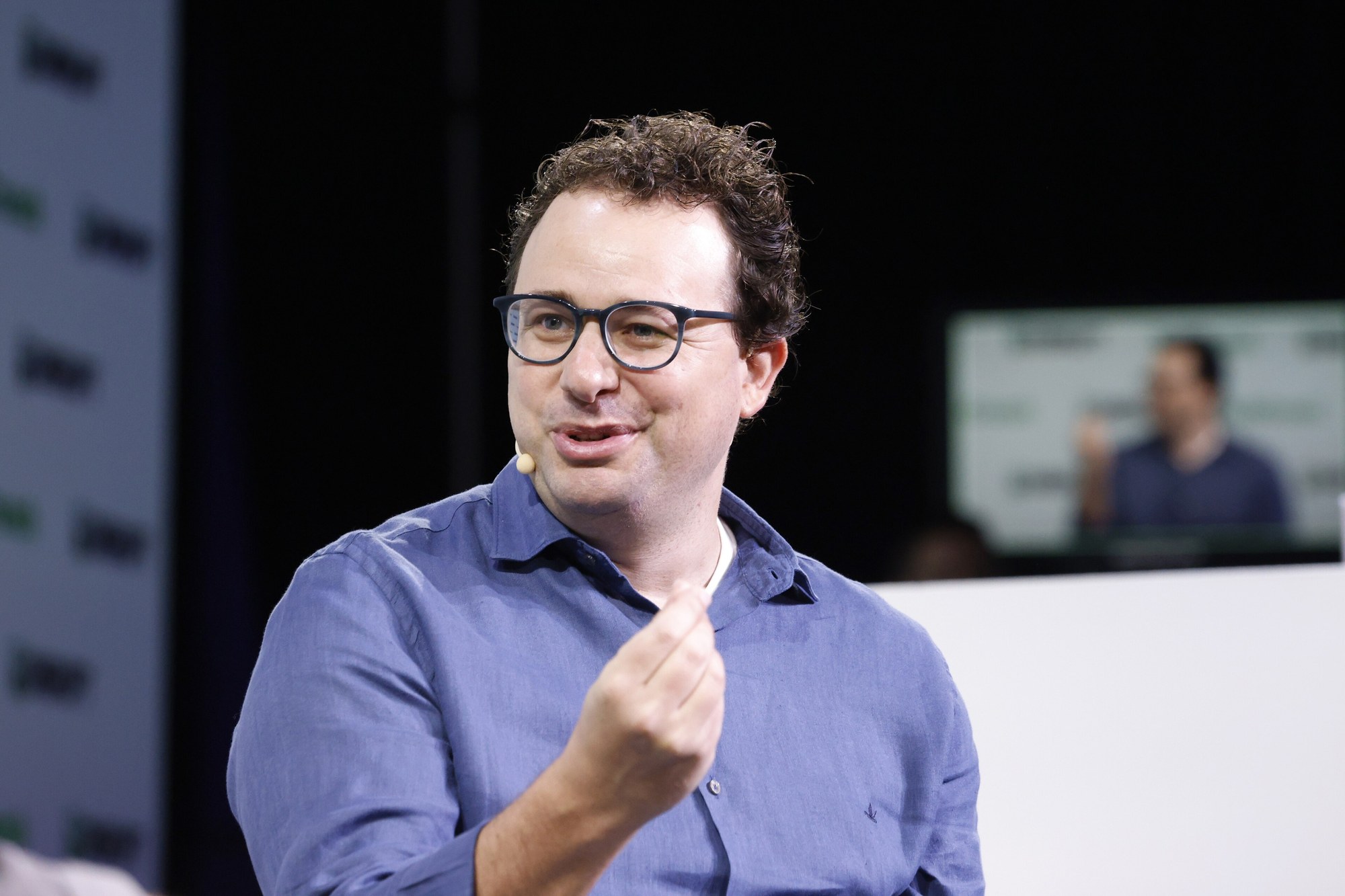 Dario Amodei, współzałożyciel i prezes Anthropic, na scenie TechCrunch Disrupt w 2023 roku. Trzy lata później na tej samej konferencji szef jednego z największych klientów firmy ogłosił, że przechodzi do konkurencji