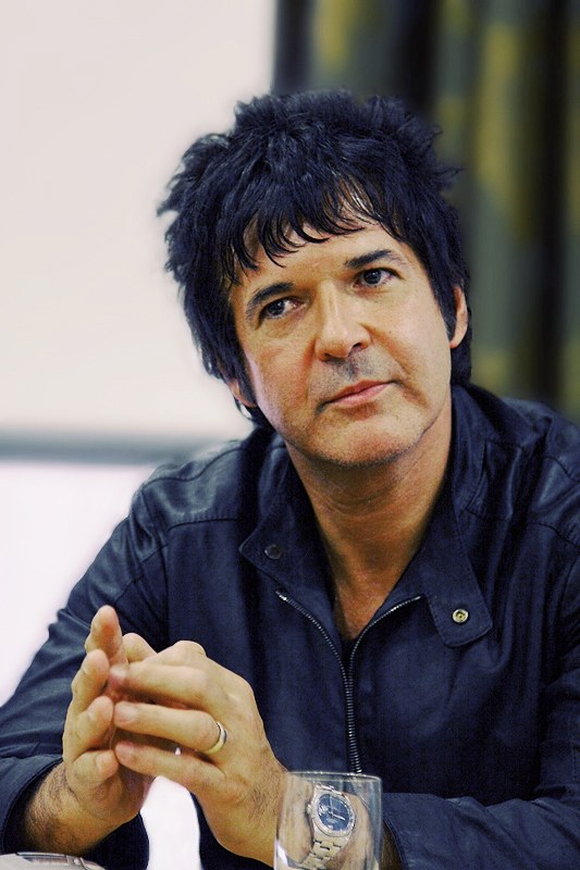 Clem Burke za zestawem w lipcu 2008. Na „High Noon” zagrał we wszystkich utworach - album nagrano w całości przed jego śmiercią