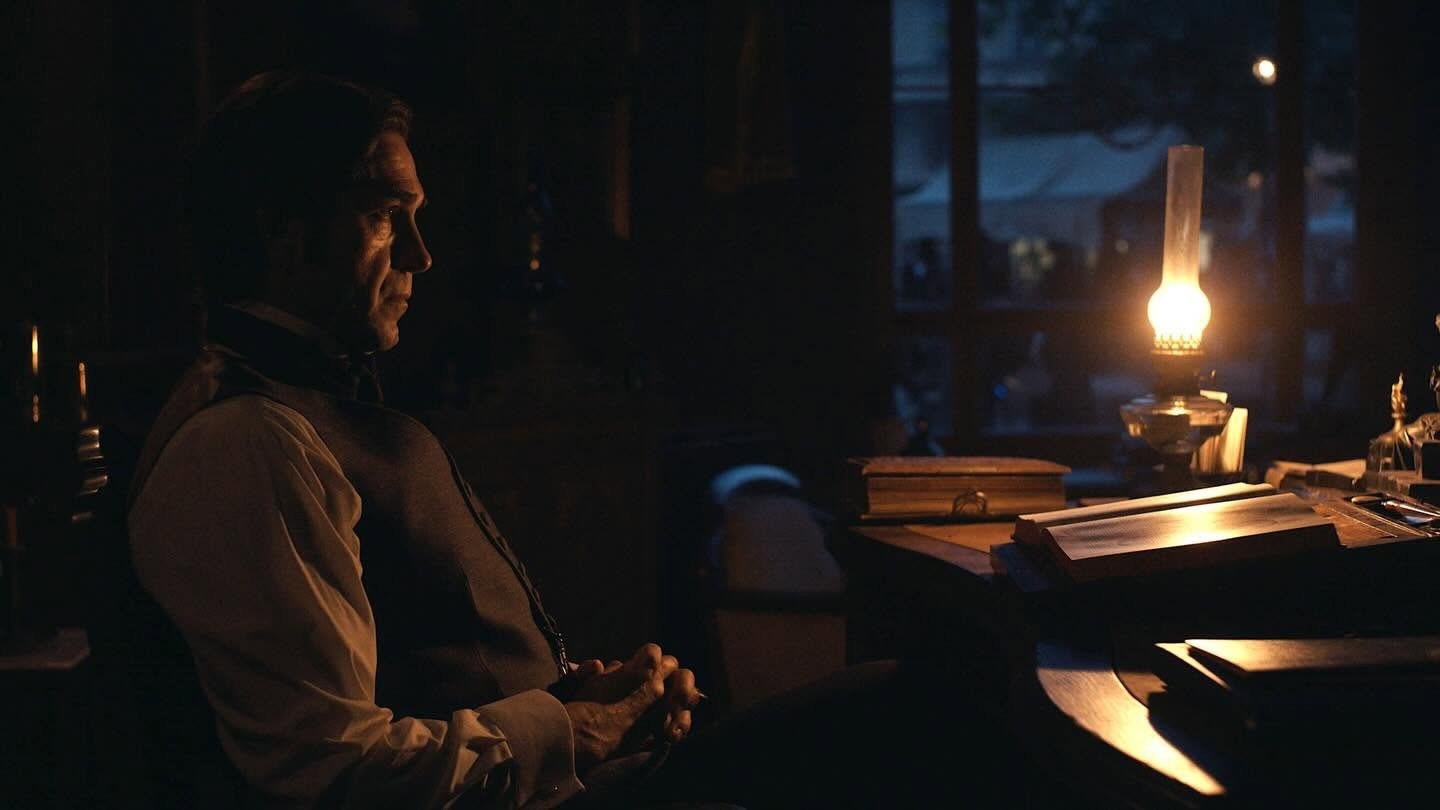 Nocna scena przy lampie naftowej. Trzeci tydzień w kinach, a film wciąż prowadzi w Polsce