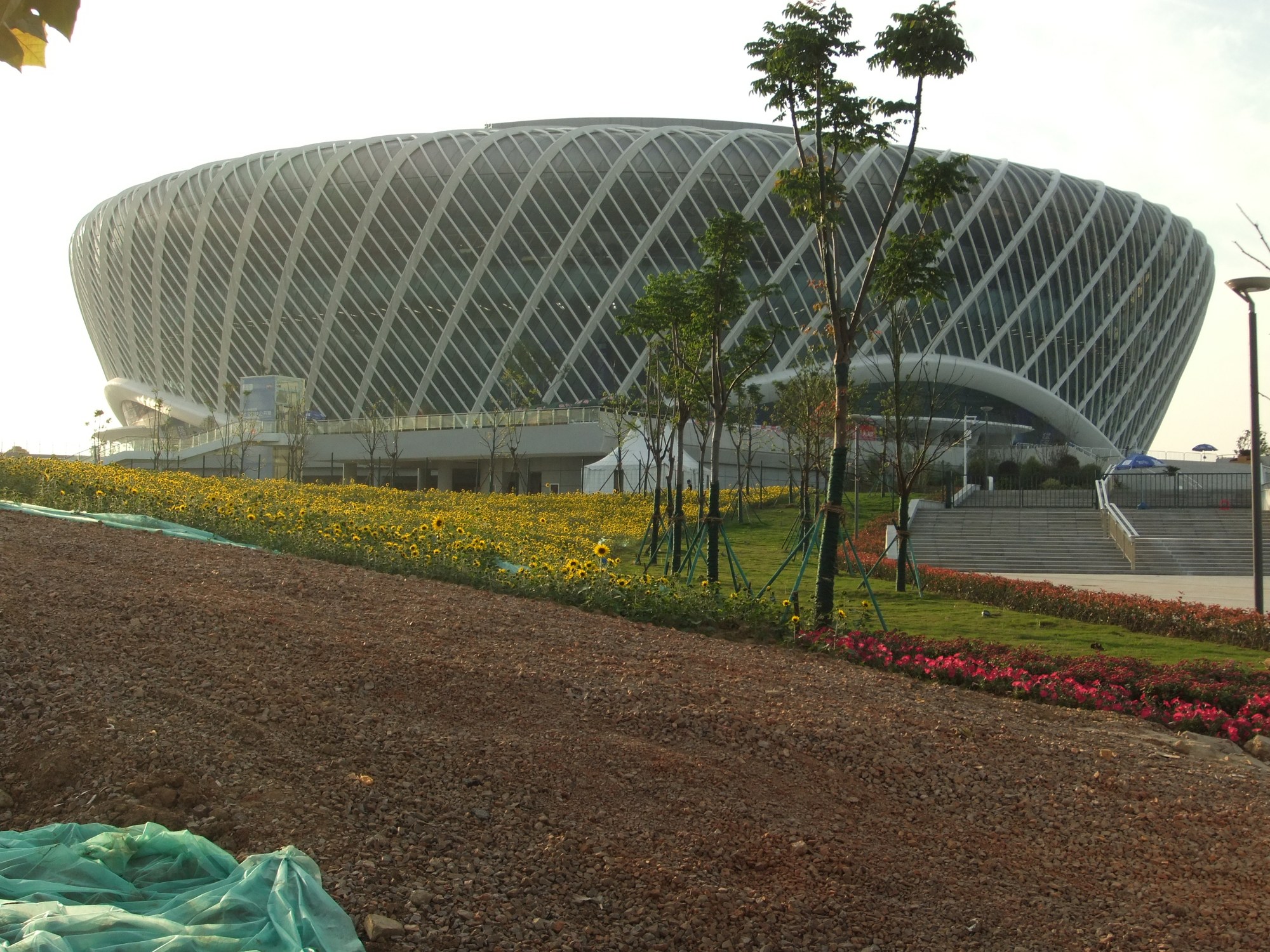 Główna arena Optics Valley International Tennis Center w Wuhanie, sfotografowana w 2015 roku, tuż po otwarciu. Kort centralny ma 15 tysięcy miejsc, kompleks kosztował około 1,5 mld juanów