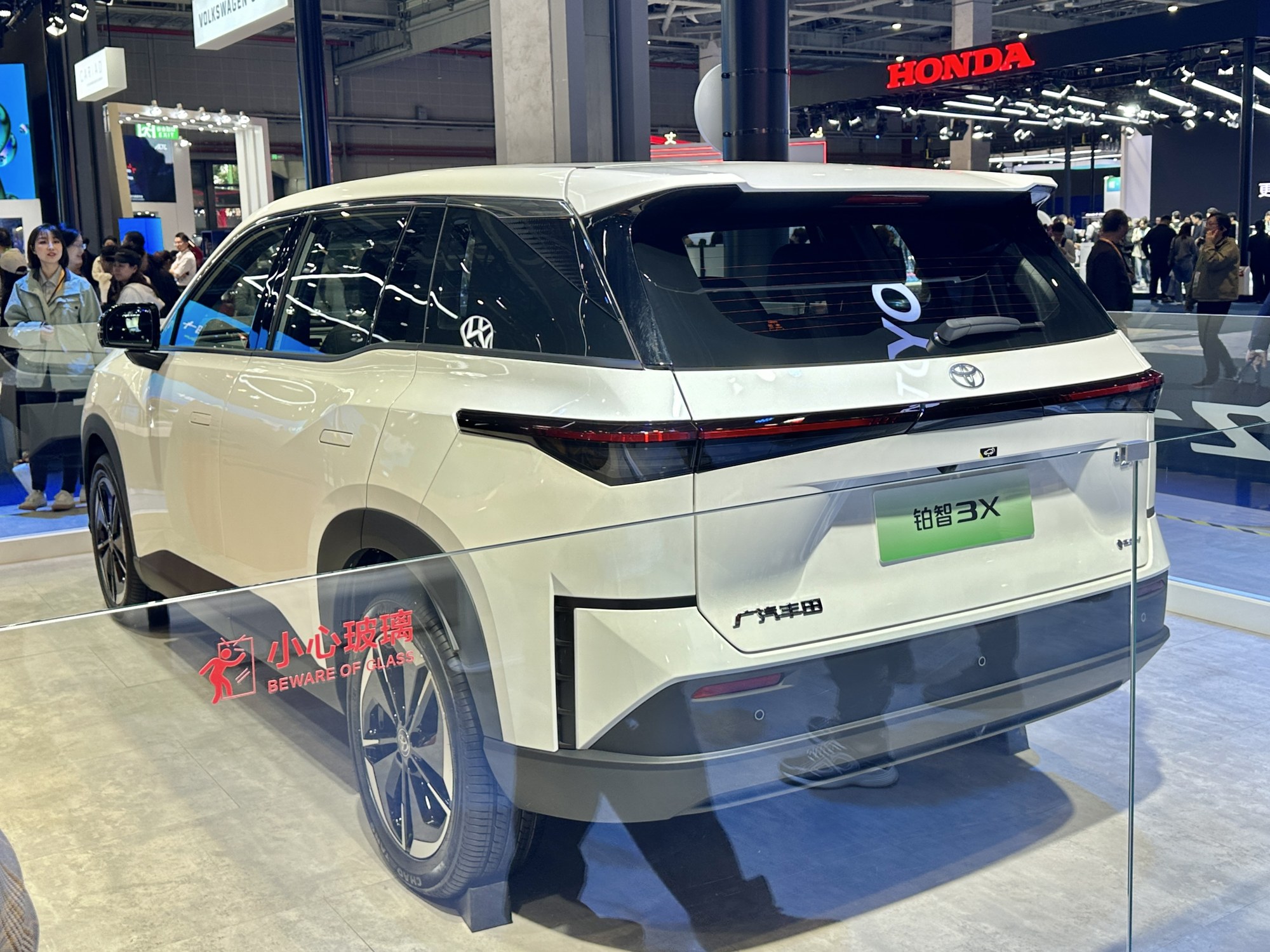 Toyota bZ3X, elektryczny SUV robiony z GAC i chińskimi dostawcami. Najtańsze wersje kosztowały na starcie 109 800 juanów. To prototyp myślenia, które ma teraz objąć Corollę