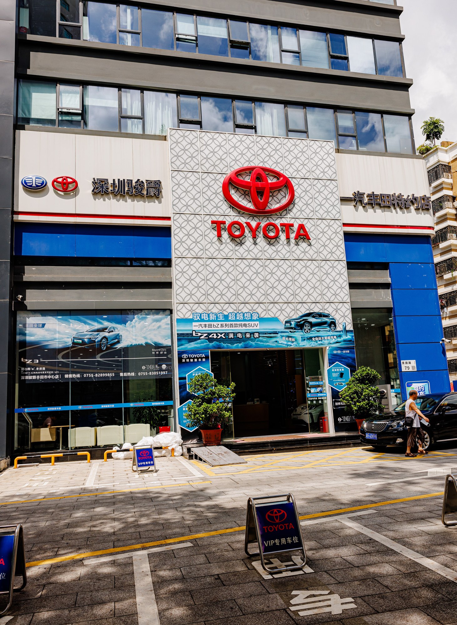 Salon FAW Toyota przy Jingtian Road w Shenzhen. Na witrynach elektryczne bZ3 i bZ4X, nad wejściem dwa logotypy: FAW i Toyoty. Ten układ właśnie się zmienia