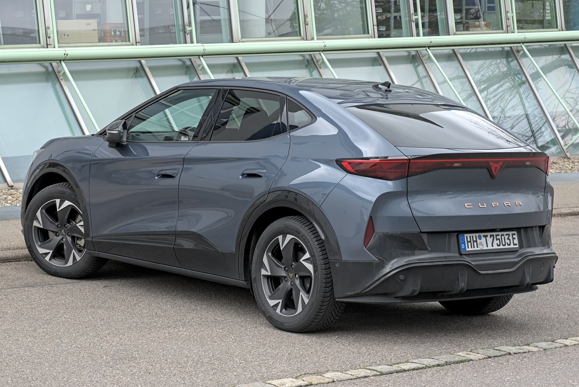 Cupra Tavascan, budowana w Chinach przez Volkswagen Anhui. W lutym 2026 jako pierwszy chiński elektryk została zwolniona z unijnego cła wyrównawczego w zamian za cenę minimalną i limit importu