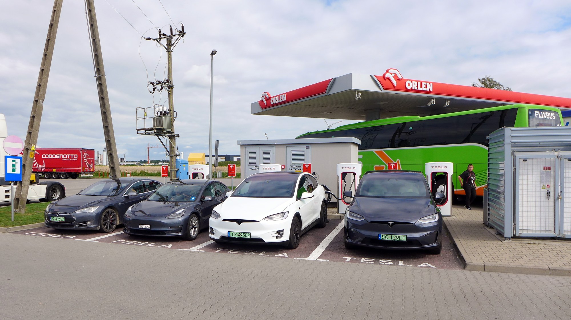 Superchargery Tesli na stacji Orlen w Wichrowie na Dolnym Śląsku, sierpień 2024. Sama Tesla zarejestrowała we wrześniu 671 aut, mniej więcej co piąty nowy elektryk w Polsce