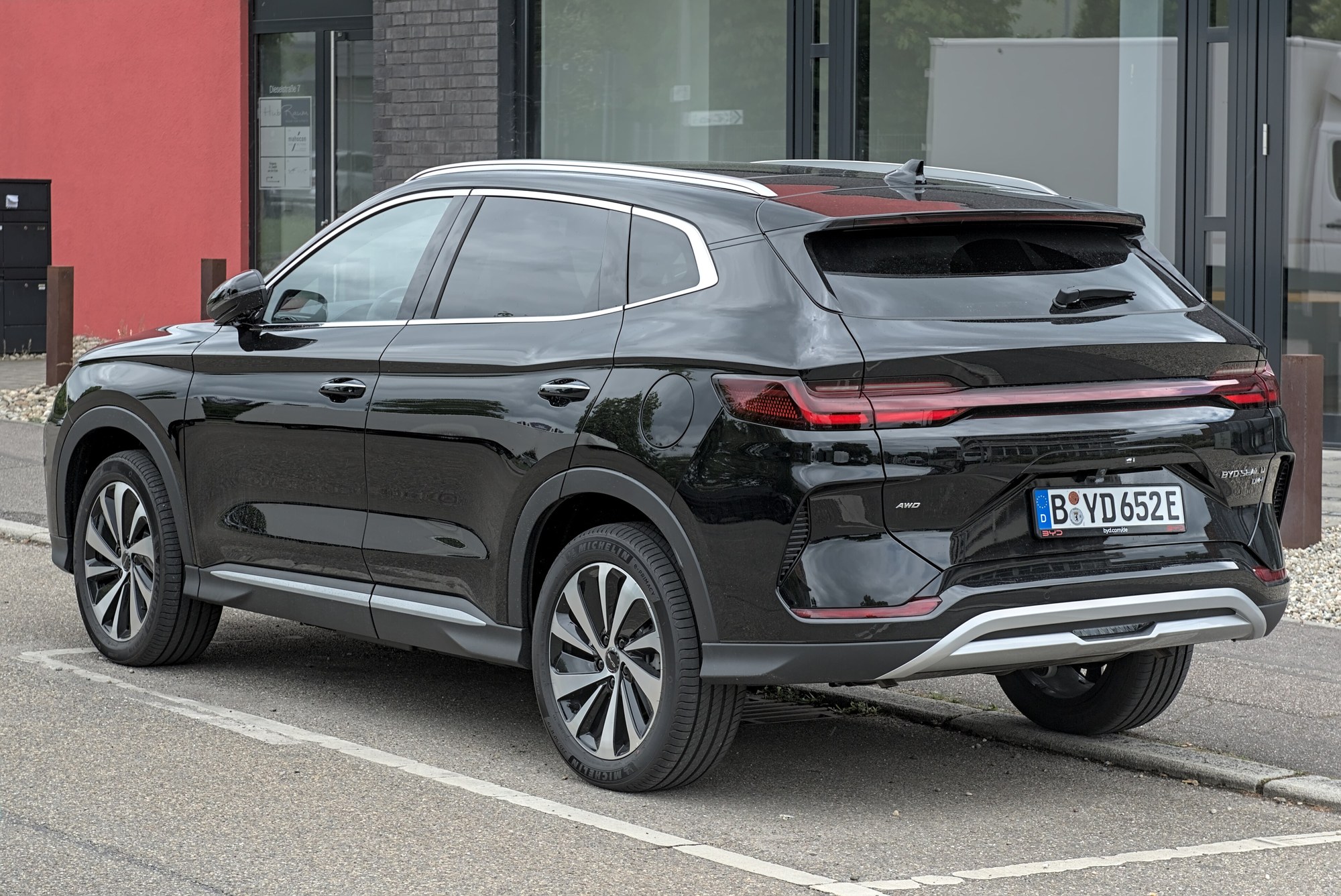 BYD Seal U DM-i, według gsmmaniak.pl najpopularniejsza hybryda plug-in w Polsce. Na zdjęciu egzemplarz w niemieckim Gerlingen, maj 2025