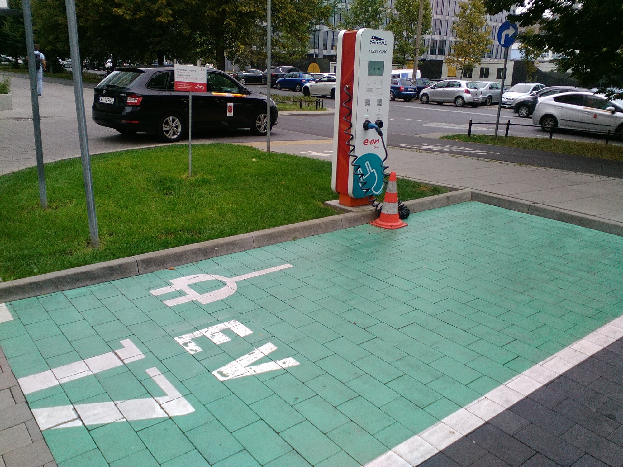 Stanowisko do ładowania aut elektrycznych przy ul. Konstruktorskiej w Warszawie, sierpień 2024