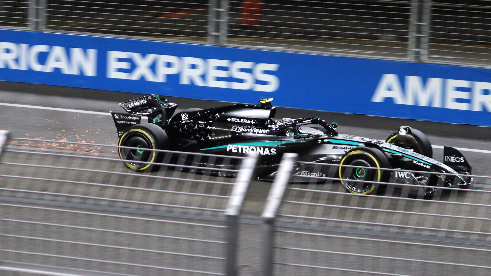 Kimi Antonelli w Mercedesie podczas treningu przed Grand Prix Singapuru 2025. Rok później na tym samym torze dojechał trzeci i powiększył przewagę w mistrzostwach do 102 punktów