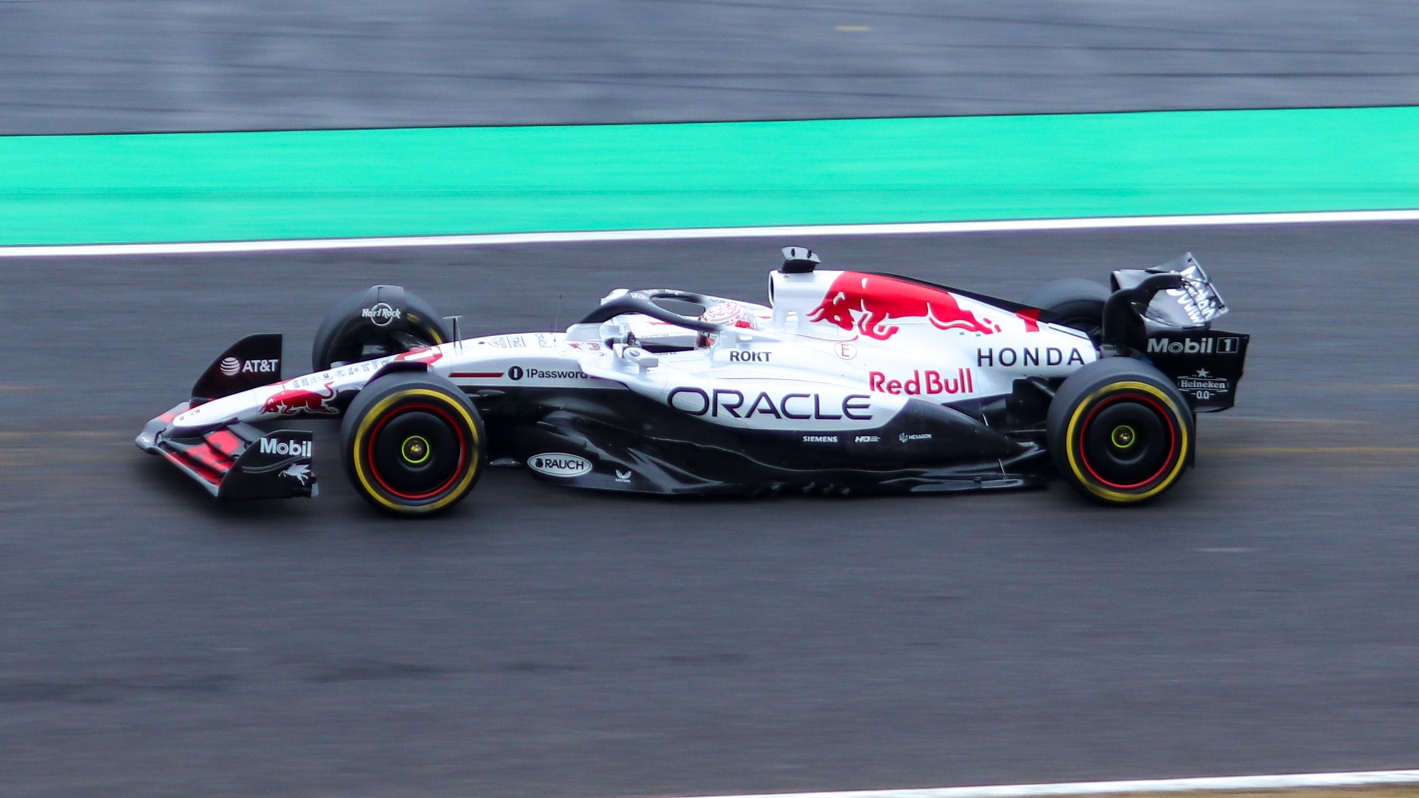 Max Verstappen w Red Bullu podczas Grand Prix Japonii 2025. W październiku 2026 wygrał dwa wyścigi z rzędu, w Sepang i w Singapurze