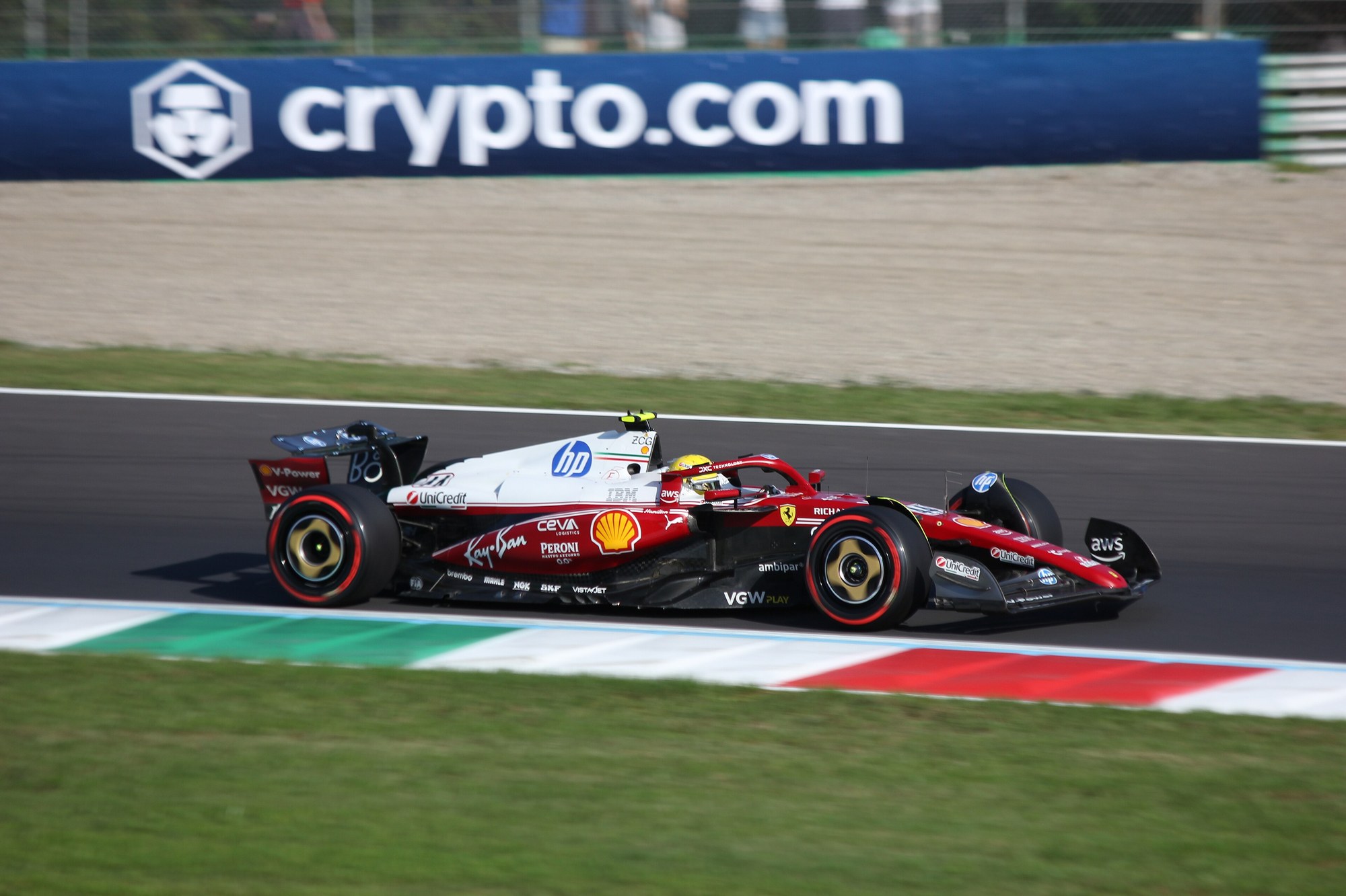 Lewis Hamilton w Ferrari SF-25 podczas kwalifikacji do Grand Prix Włoch 2025. W drugim sezonie w Maranello jest trzeci w tabeli i jako jedyny poza Russellem może jeszcze opóźnić koronację Antonellego