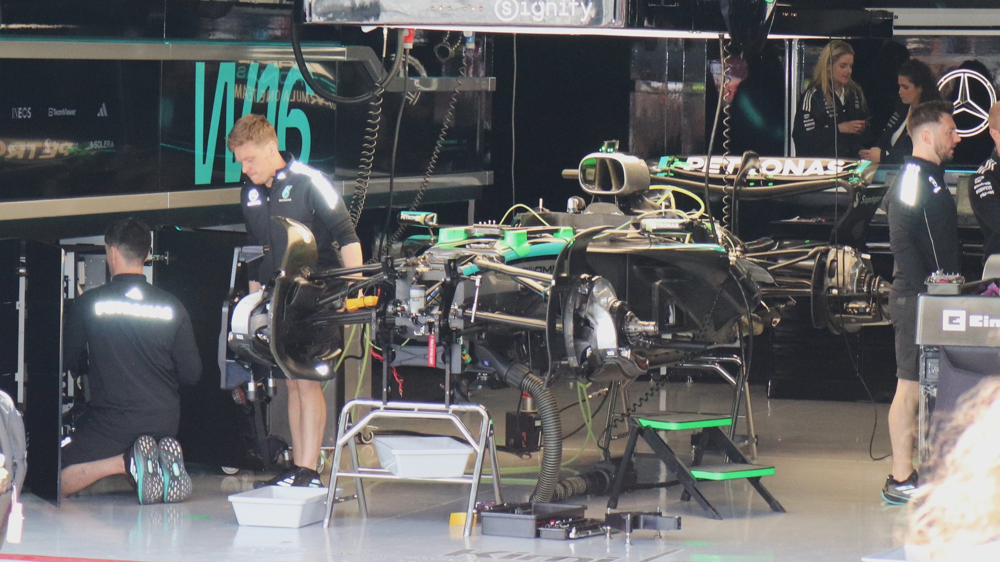 Mercedes W16 w garażu przed Grand Prix Japonii 2025 - ostatni samochód zespołu ze starą jednostką z MGU-H. Jego następca W17 wygrał 11 z 17 tegorocznych wyścigów