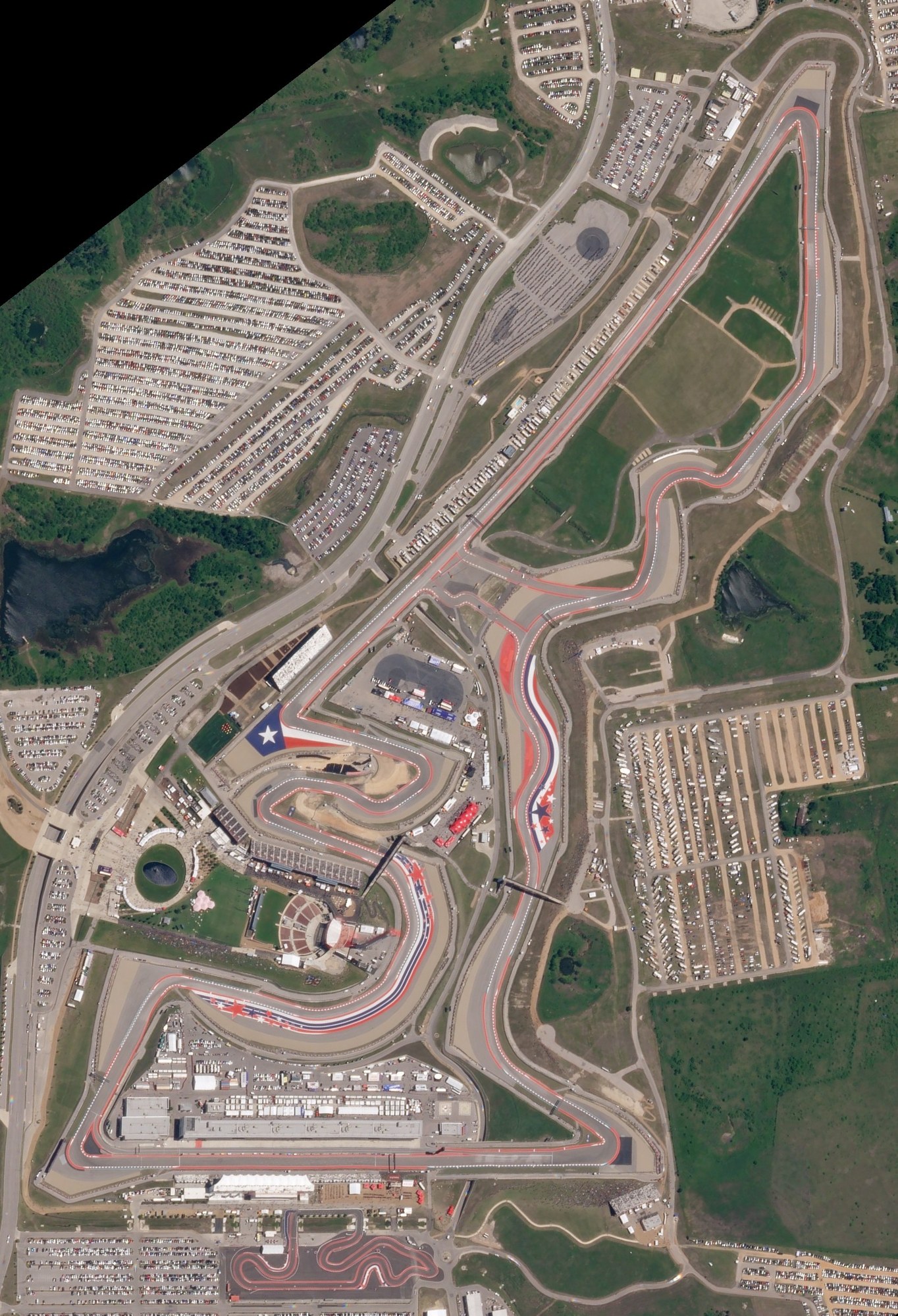 Circuit of the Americas z orbity, zdjęcie satelitarne z 2018 roku. Na dole widać prostą startową i podjazd do 1. zakrętu, wyżej ciąg szybkich esów i długą prostą do nawrotu