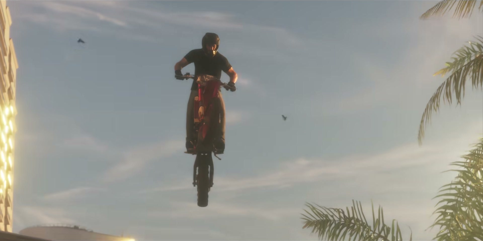 Skok motocyklem nad palmami. Motocykle trafiają też do zestawu Ultimate, jako pojazd w kryjówce bohaterów