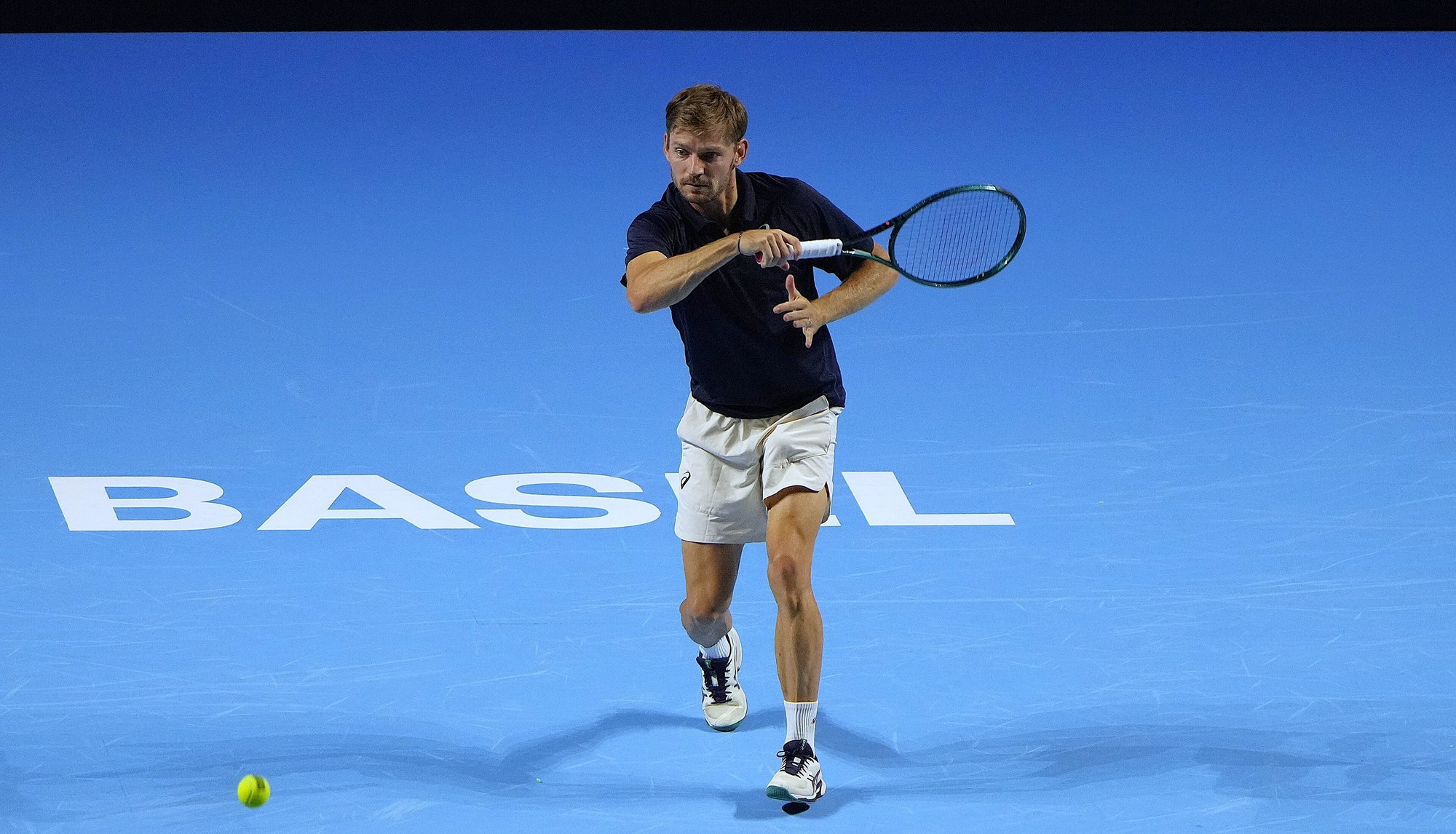 Alejandro Davidovich Fokina w finale Swiss Indoors w Bazylei, październik 2025. Hiszpan czeka na returnie i bierze dwa-trzy punkty, które decydują - z Hurkaczem ma już bilans 6-2
