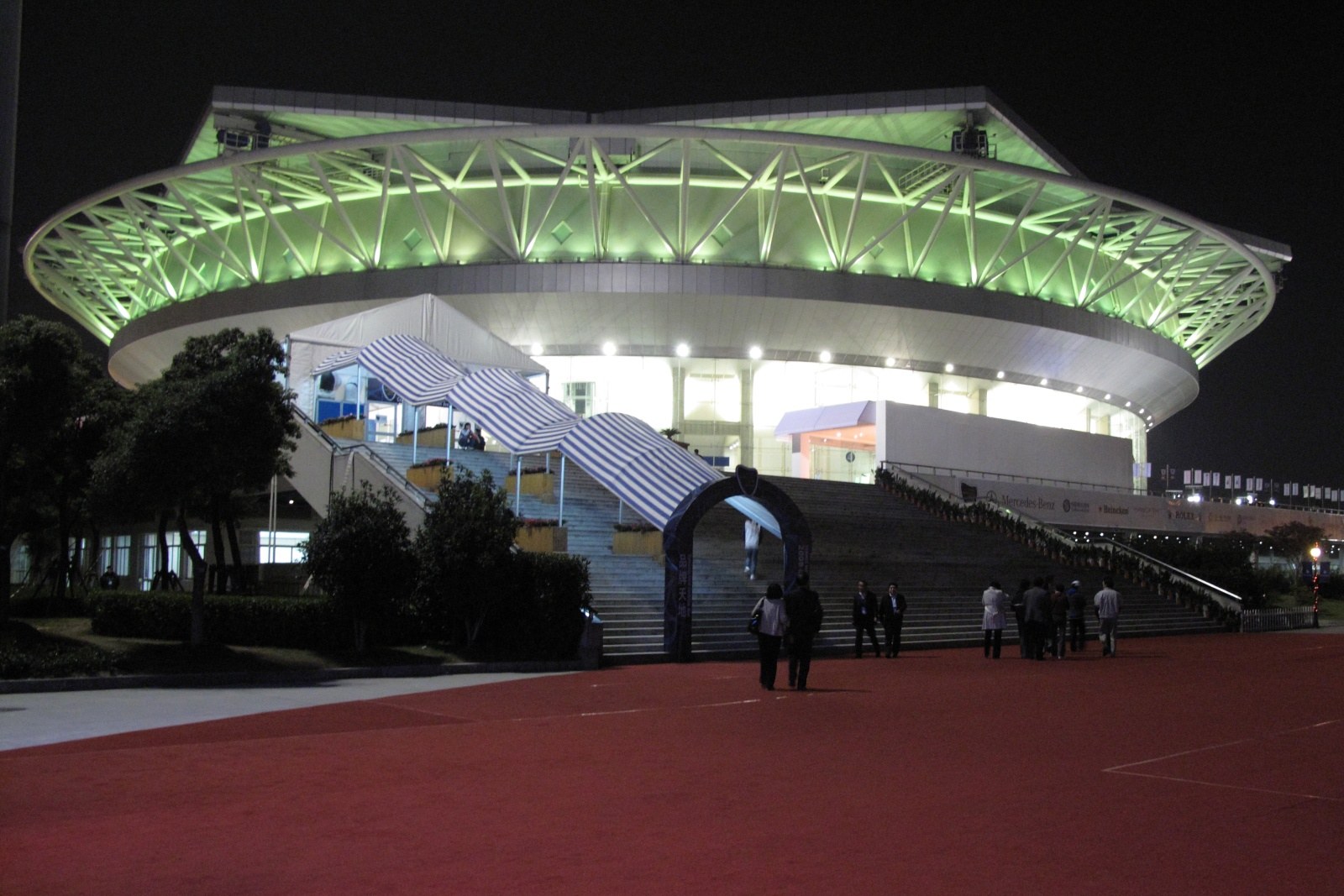 Qizhong Forest Sports City Arena, główny kort szanghajskiego Mastersa, z dachem rozsuwanym jak płatki kwiatu. Zdjęcie z 2008 roku, gdy odbywał się tu Tennis Masters Cup