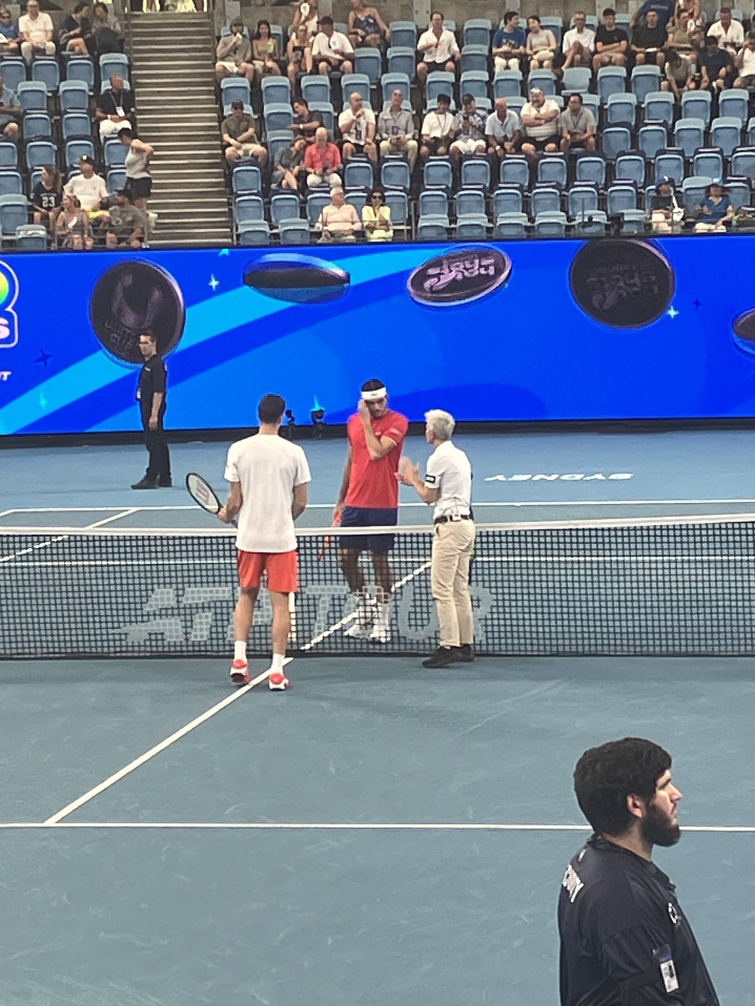 Hurkacz i Taylor Fritz przy siatce przed półfinałem United Cup, styczeń 2026. W tym turnieju Polak wygrał cztery z pięciu meczów singlowych - pierwszy sygnał, że po drugiej operacji kolana da się wrócić