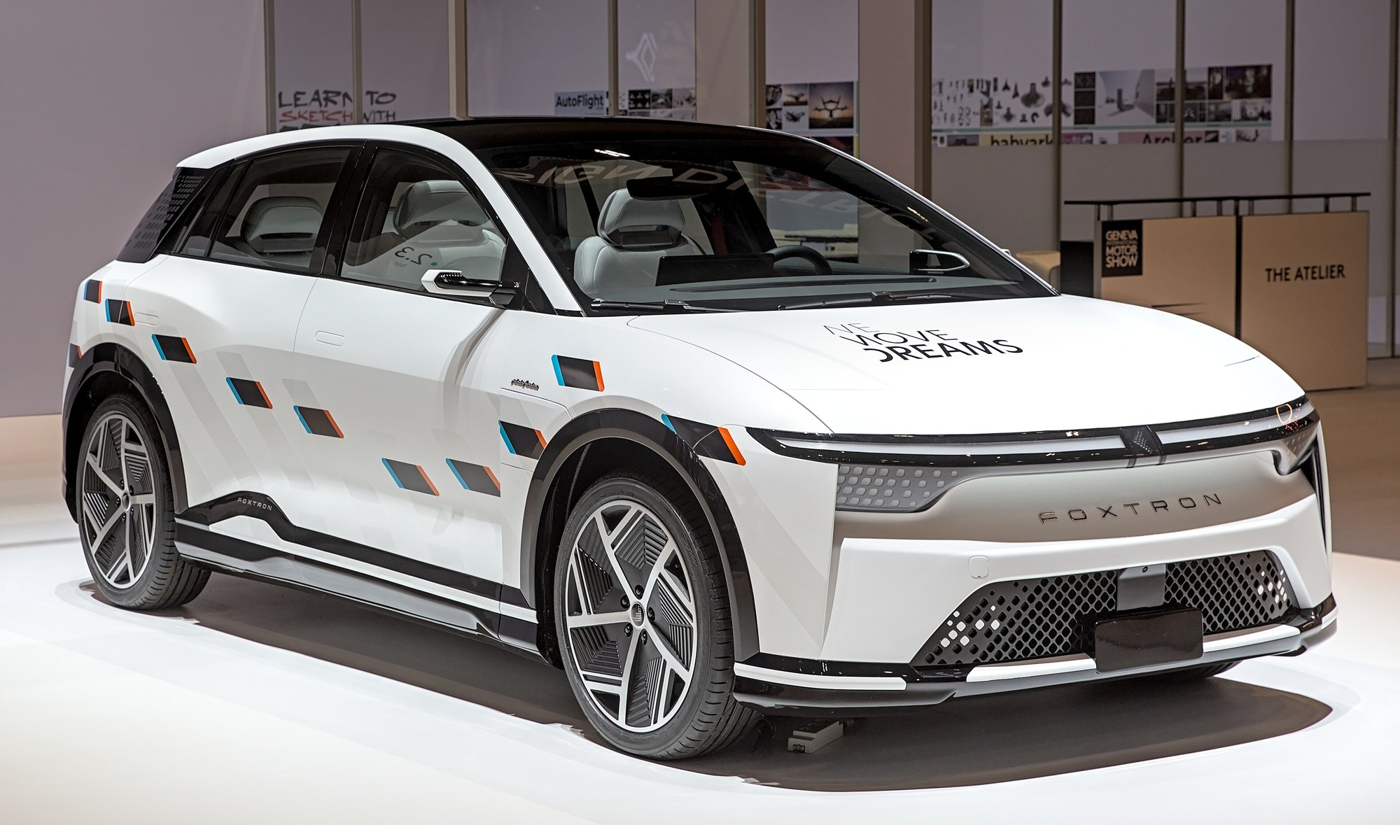 Foxtron Model B na salonie w Genewie w 2024 roku. Nadwozie zaprojektowała Pininfarina - to ten sam kierunek stylistyczny, który ma szansę trafić do Jaworzna