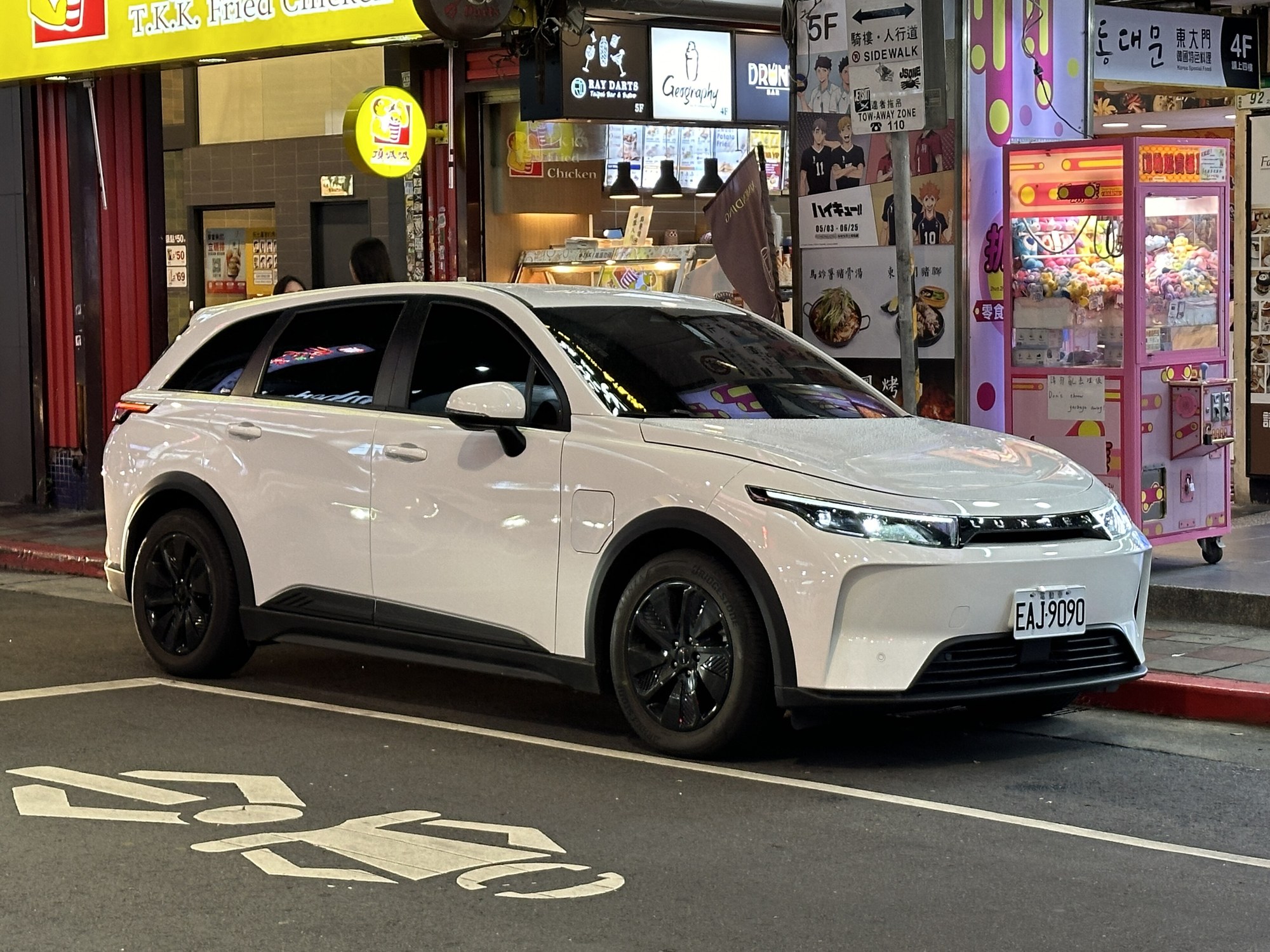 Luxgen n7 na ulicy w Tajwanie. To seryjne wcielenie Foxtron Model C - dowód, że partner EMP potrafi doprowadzić auto od konceptu do salonu