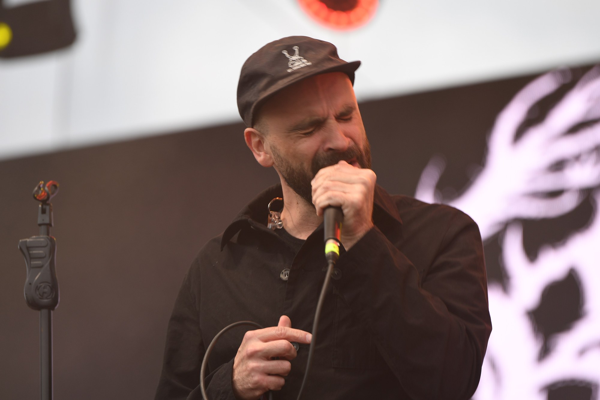 Fisz Emade Tworzywo na festiwalu 3-Majówka w 2023 roku. Na nowej płycie, według Interii, słychać raczej Fisza Emade sprzed lat