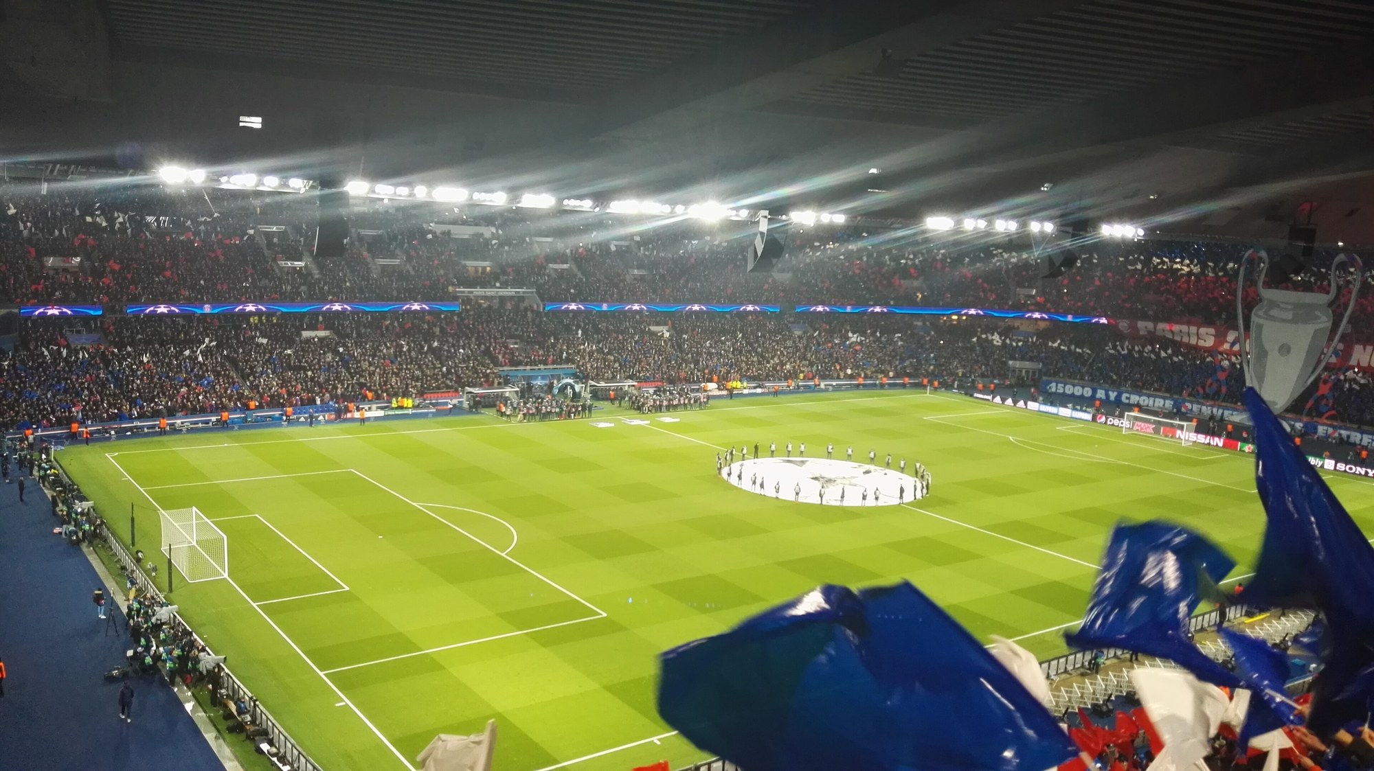 Parc des Princes w noc Ligi Mistrzów. We wtorek PSG podejmuje tu Barcelonę - najgłośniejszy mecz 3. kolejki
