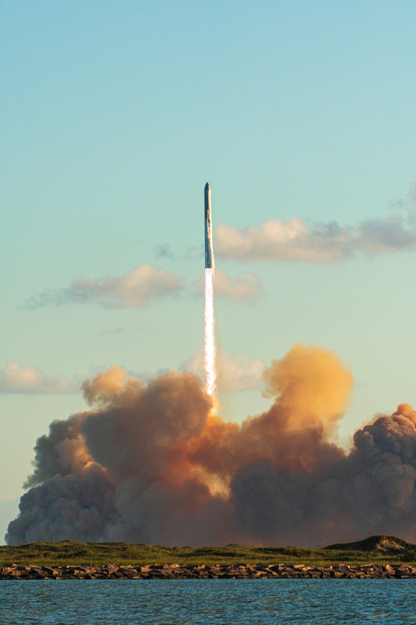 Starship startuje ze Starbase podczas lotu testowego 11 w październiku 2025 roku. Rok później ten sam typ rakiety pierwszy raz wszedł na orbitę