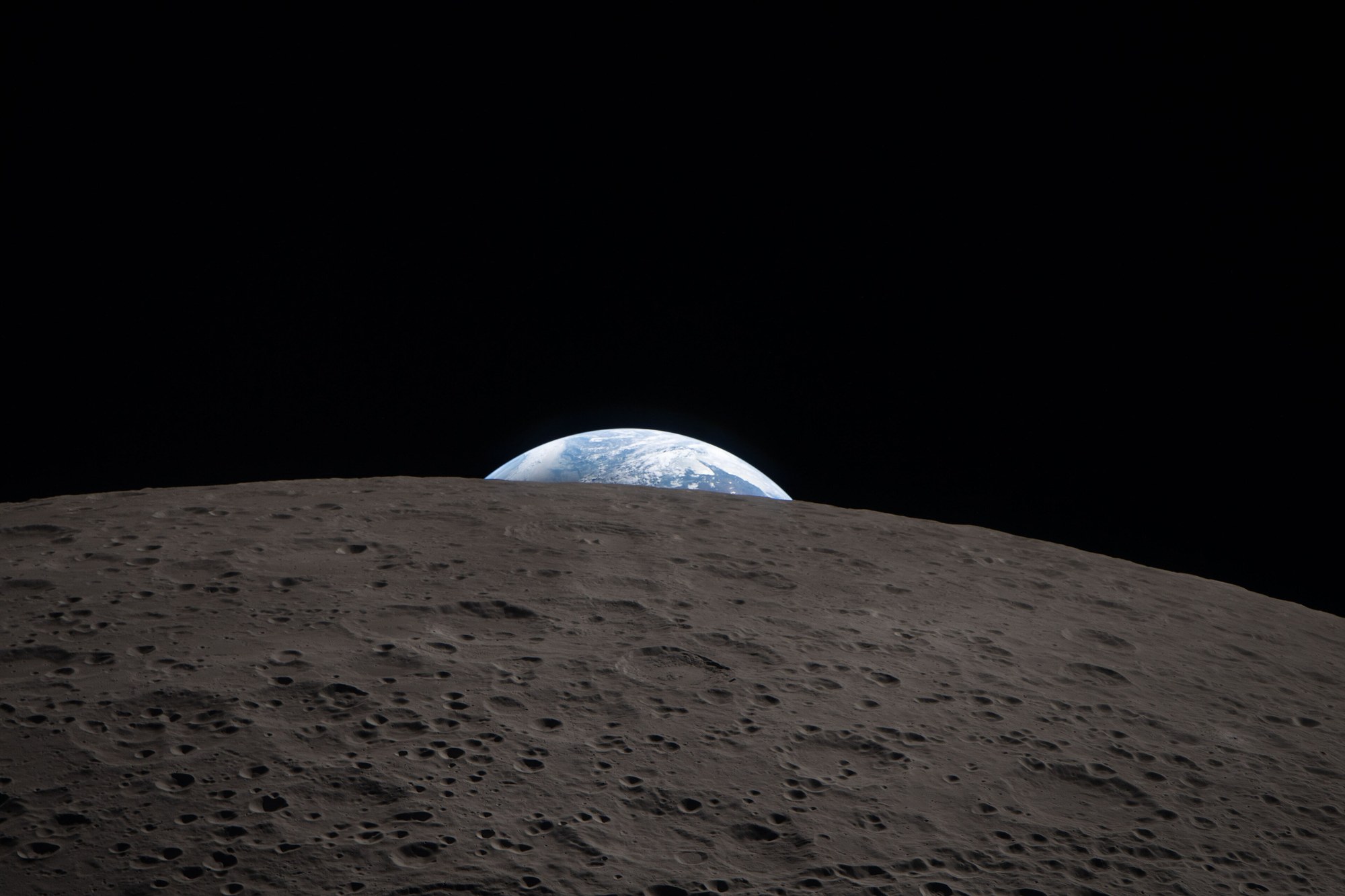 Ziemia chowająca się za horyzontem Księżyca, sfotografowana z kapsuły Orion podczas Artemis II