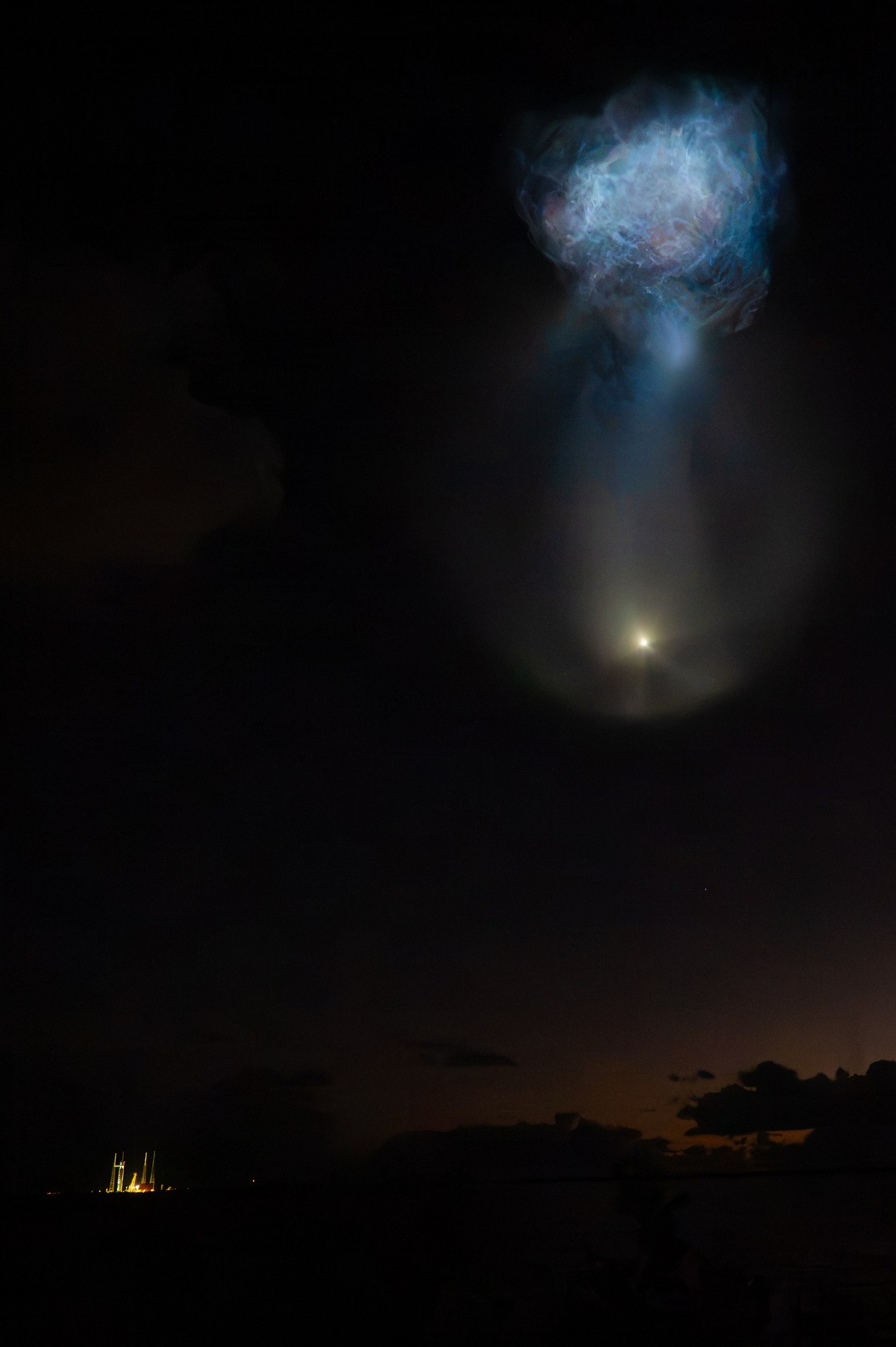 Nocny start Falcona 9 z misją CRS-35, 13 października 2026 r. Spaliny rozświetlone słońcem tworzą tzw. meduzę nad Przylądkiem Canaveral