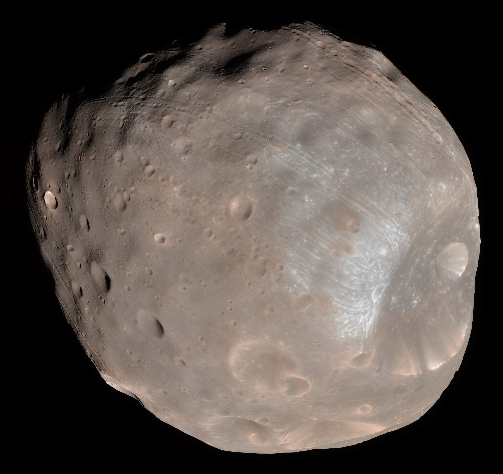 Fobos w kolorze, sfotografowany przez kamerę HiRISE sondy Mars Reconnaissance Orbiter w 2008 roku. Ma około 22 km średnicy, a duże zagłębienie po prawej to krater Stickney. Na tej bryle MMX ma dwukrotnie wylądować