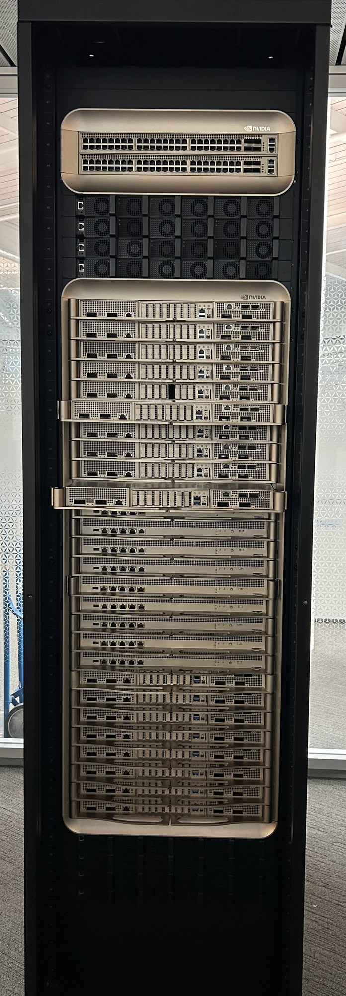 Szafa Nvidia DGX GB200. MAI-Base-2 trenowano na 16 tys. takich układów przez 38 dni