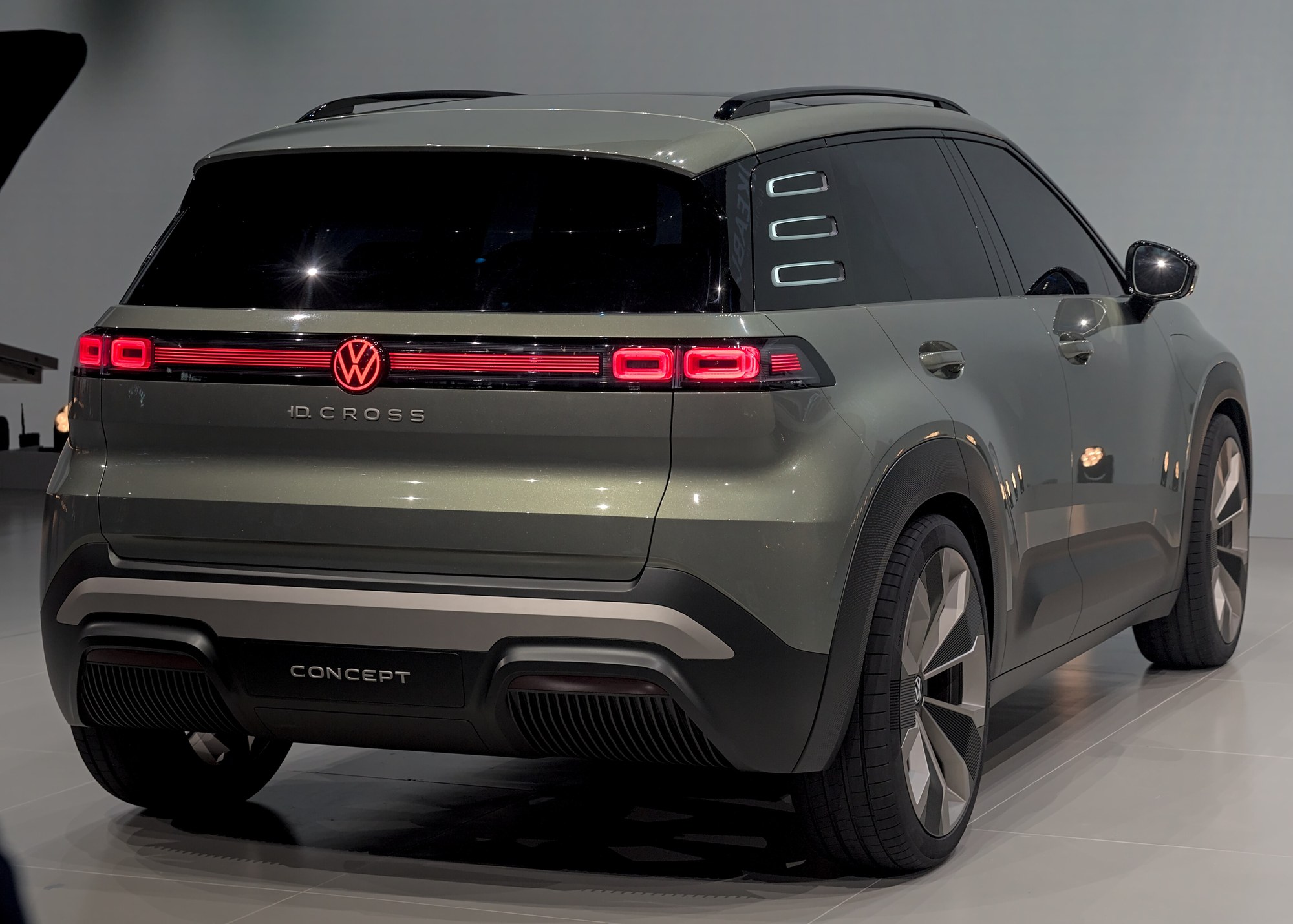 Volkswagen ID. Cross w wersji koncepcyjnej na targach IAA w Monachium we wrześniu 2025 roku. Seryjne auto z baterią 37 kWh można od 19 października zamawiać w Niemczech za 27 995 euro