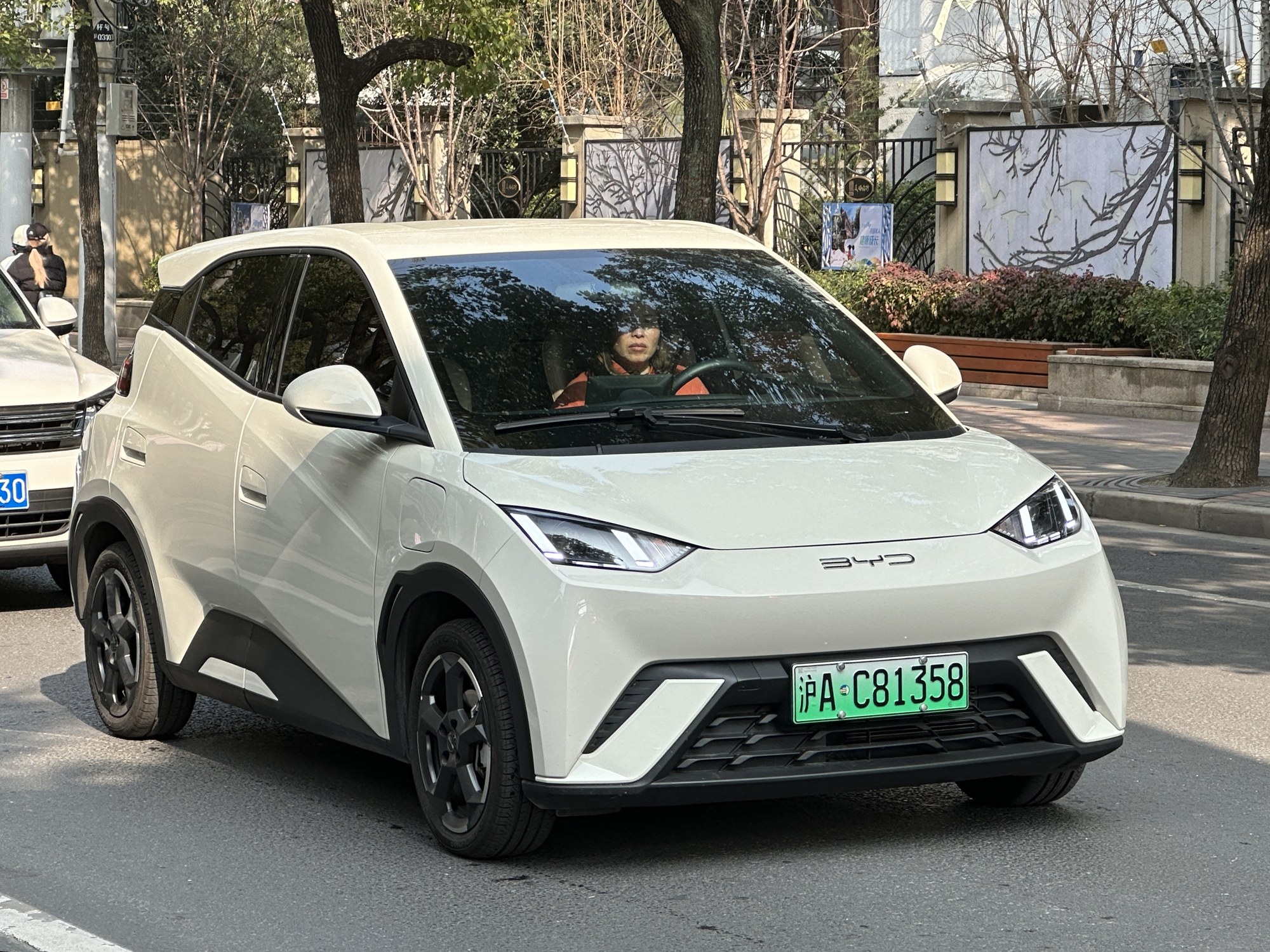 BYD Seagull, chiński odpowiednik europejskiego Dolphina Surf. Druga generacja debiutuje 20 października w Zhengzhou z mocniejszym silnikiem i napędem na tył