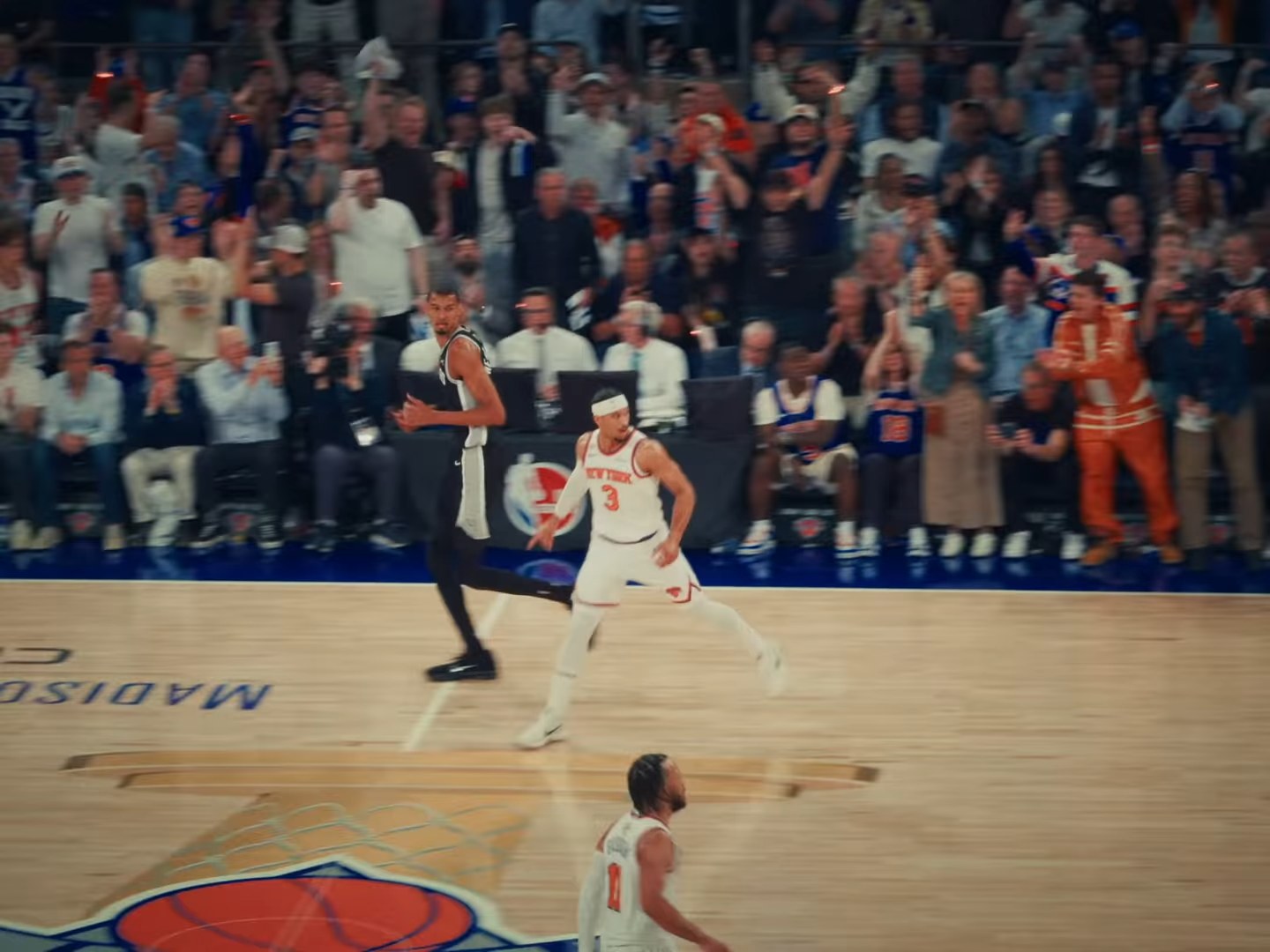 Victor Wembanyama ze Spurs i Josh Hart z Knicks podczas trzeciego meczu finałów NBA 2026 w Madison Square Garden - jedynego, który San Antonio wygrało