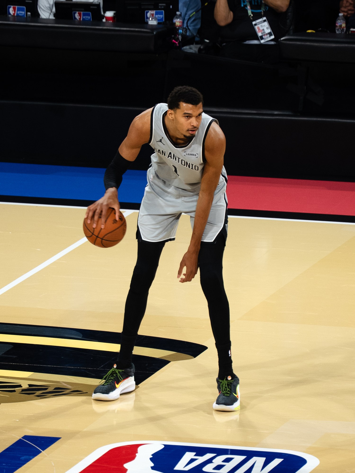 Victor Wembanyama podczas turnieju NBA Cup w Las Vegas w grudniu 2025. Spurs z Francuzem wchodzą w sezon jako faworyt rynków predykcyjnych
