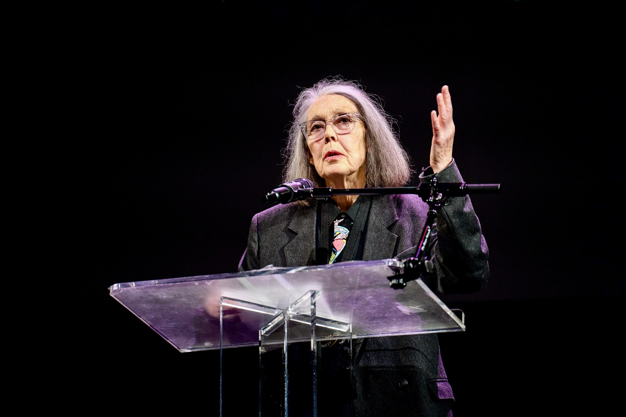 Anne Carson na czytaniu finalistów National Book Awards w 2024 roku. Jej „Wrong Norma" była wtedy w finale, a potem dostała nagrodę National Book Critics Circle