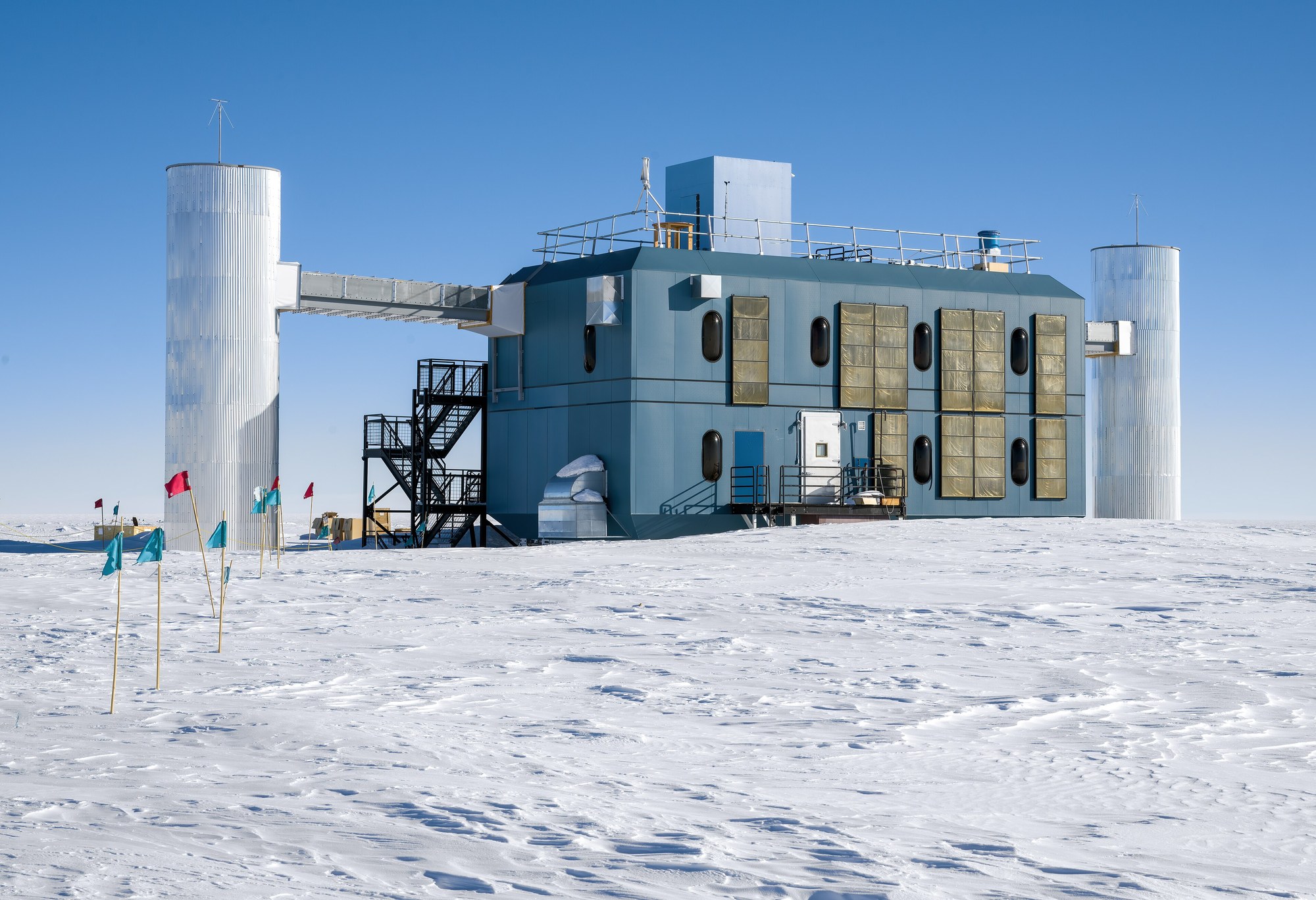 IceCube Lab na biegunie południowym. Budynek to tylko centrum dowodzenia - właściwy detektor to kilometr sześcienny lodu pod nim, nafaszerowany ponad 5 tysiącami czujników światła