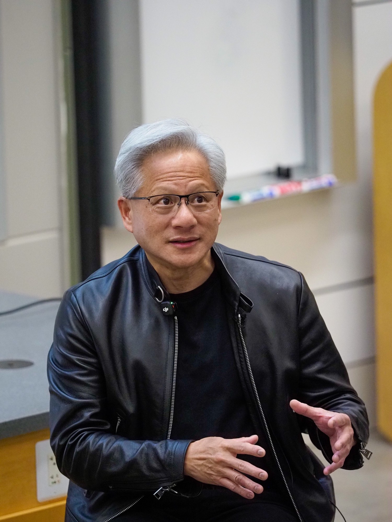 Jensen Huang na spotkaniu ze studentami Stanforda, kwiecień 2026. Szef Nvidii od miesięcy przekonuje, że następna fala AI przeniesie się z chmury na biurka