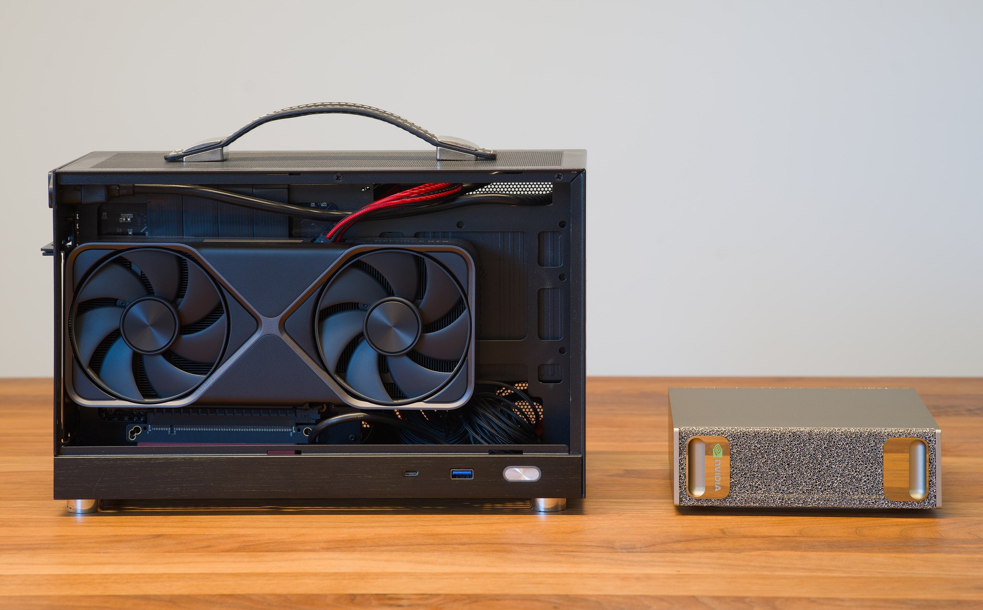Po prawej DGX Spark, biurkowy poprzednik RTX Spark z układem tej samej rodziny, obok małego peceta z GeForce RTX 5070. Ten sam pomysł Nvidia zmieściła teraz w laptopie