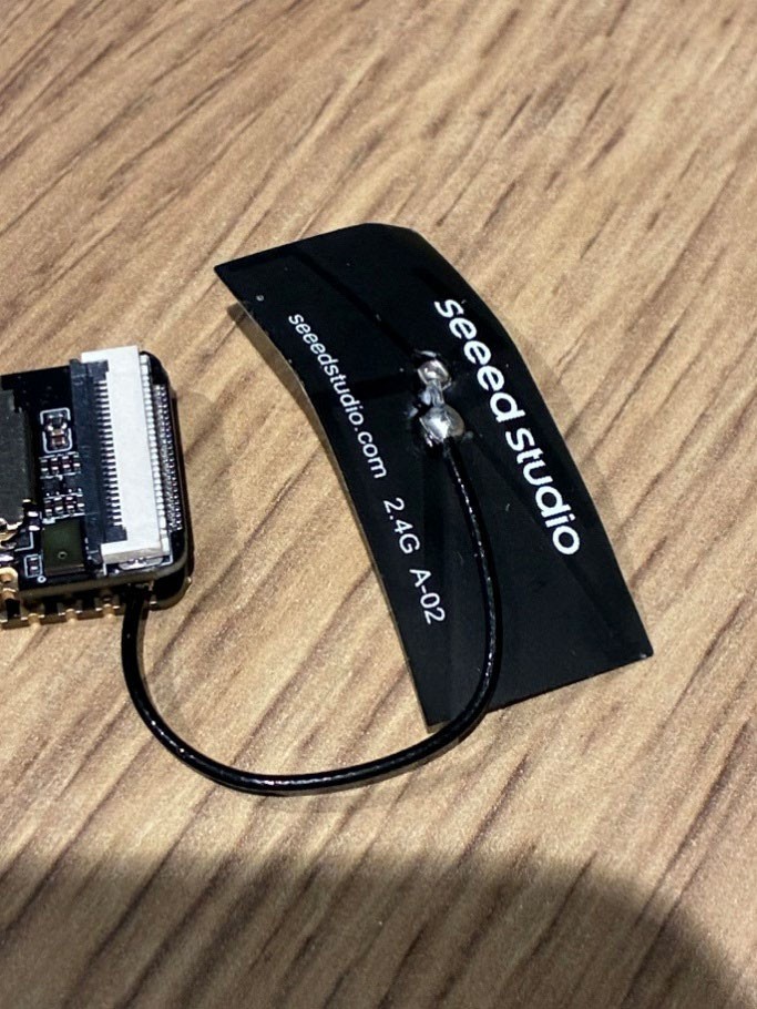 „Recording Device 1” po rozpakowaniu: płytka z antenką Wi-Fi producenta Seeed Studio z Shenzhen. Zawartość karty microSD była zaszyfrowana, OpenAI nie odzyskało z niej żadnego pliku