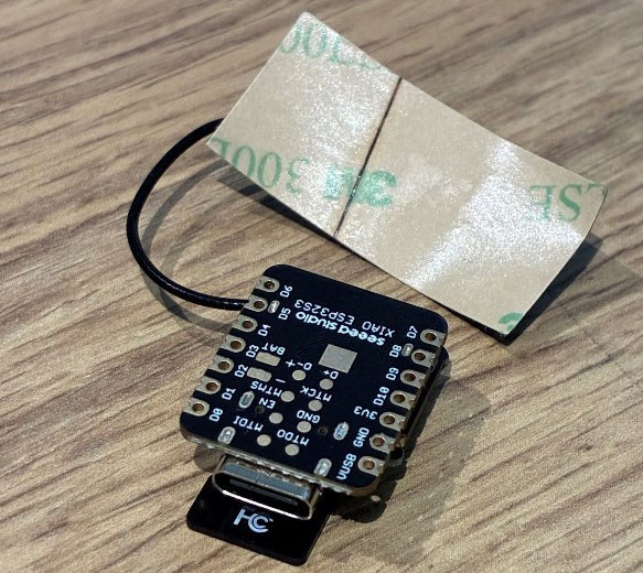 „Recording Device 2”, znaleziony 5 października w torbie zostawionej w pomieszczeniu z drukarkami. Ta sama płytka XIAO ESP32-S3 i taśma klejąca 3M