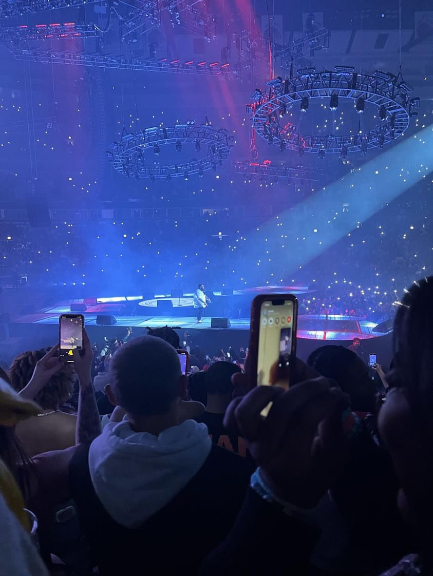 Rod Wave na scenie w Chicago w 2023 roku. Większość kadru zajmują telefony fanów - i to jest cała tajemnica jego list przebojów
