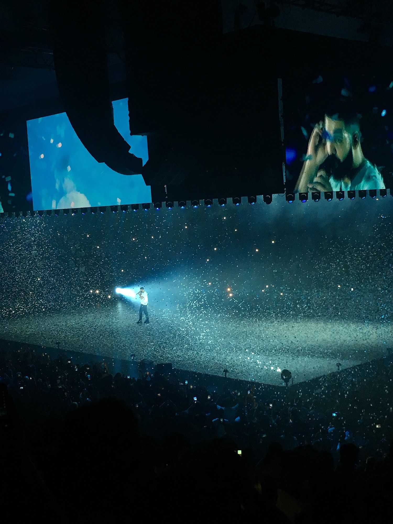 Drake w Madison Square Garden, sierpień 2018. W 2026 roku wydał trzy albumy jednego dnia, a jesienią dokleił do jednego z nich piosenki z własnego filmu