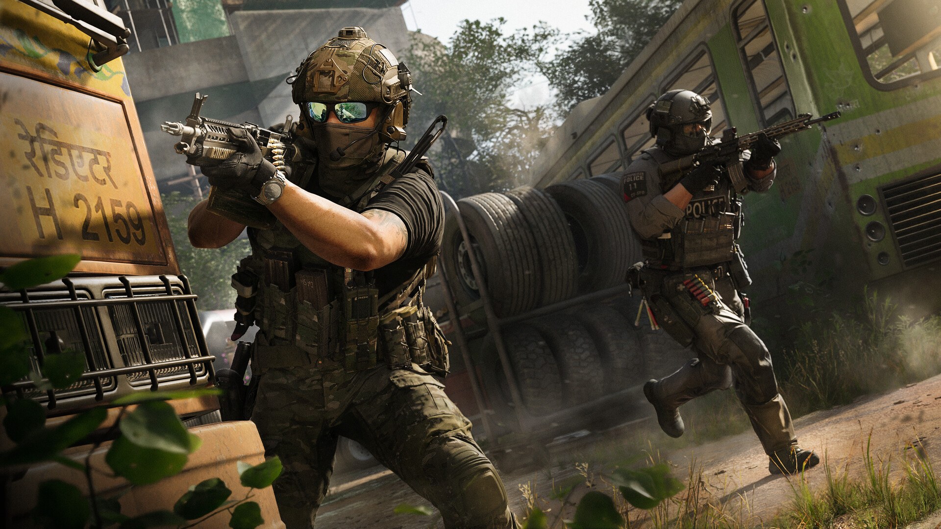 Operator z karabinem na tle ciężarówki z napisami w dewanagari. Mumbaj jest jedną z 12 map startowych 6 na 6 i jednym z miejsc kampanii