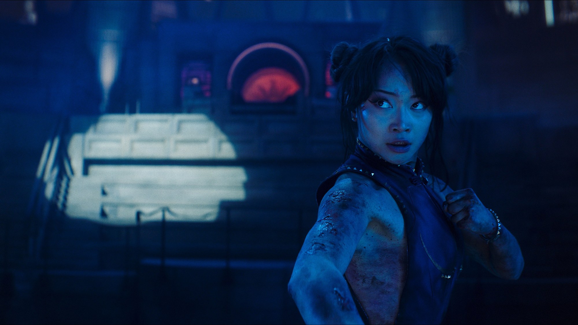 Chun-Li (Callina Liang) w neonowym świetle hotelu Bisona. Do roli aktorka - według Den of Geek - nabrała po sześć centymetrów mięśni w każdej nodze
