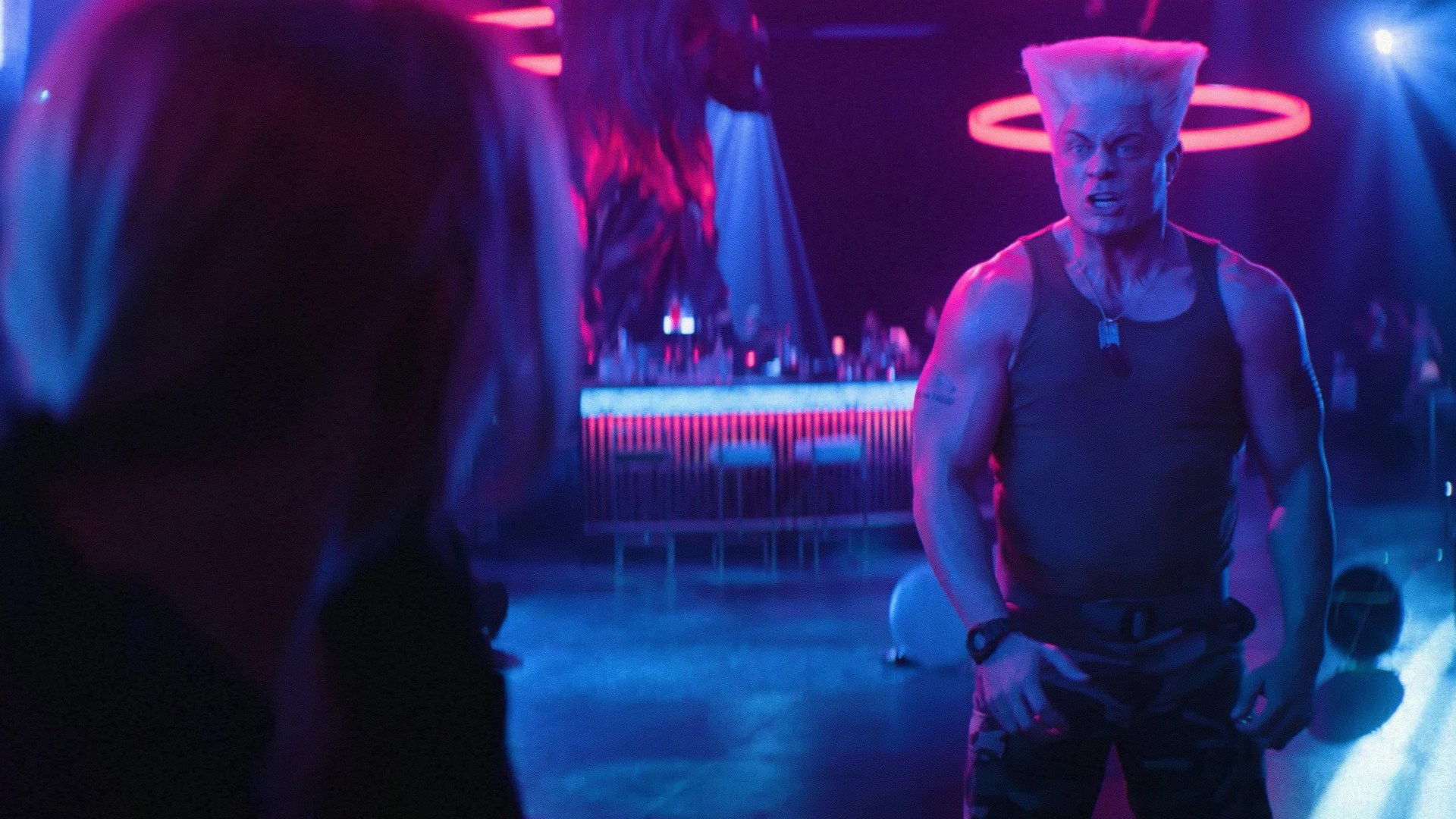 Guile (Cody Rhodes) w hotelowym barze. Najpopularniejszy dziś wrestler świata według IndieWire właściwie w filmie nie walczy - jego pojedynki dzieją się poza kadrem