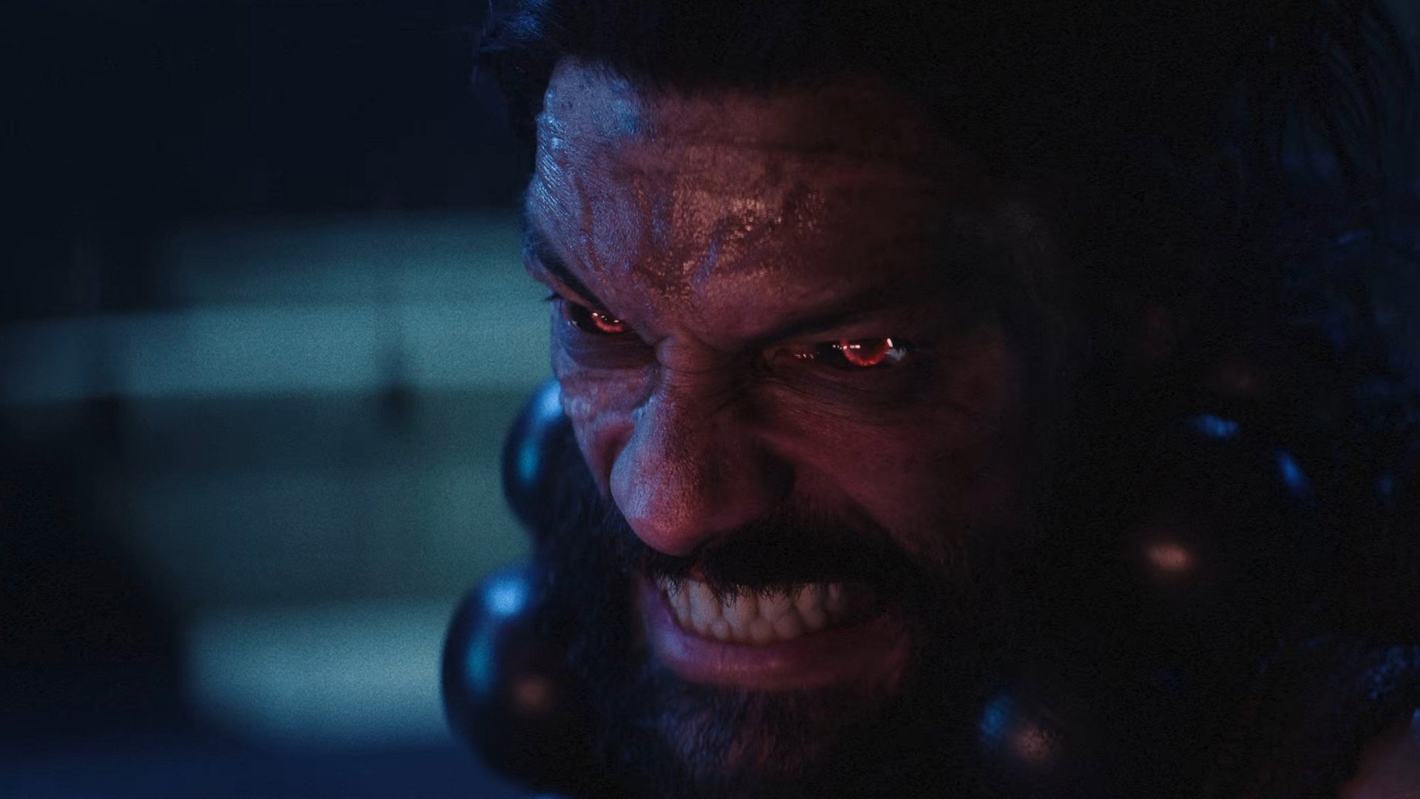 Akuma (Joe „Roman Reigns” Anoa'i) w czerwonej poświacie mrocznego hadō. Według „The Week” postać dostaje za mało do zagrania, a „Variety” wytyka, że przez większość filmu po prostu czeka