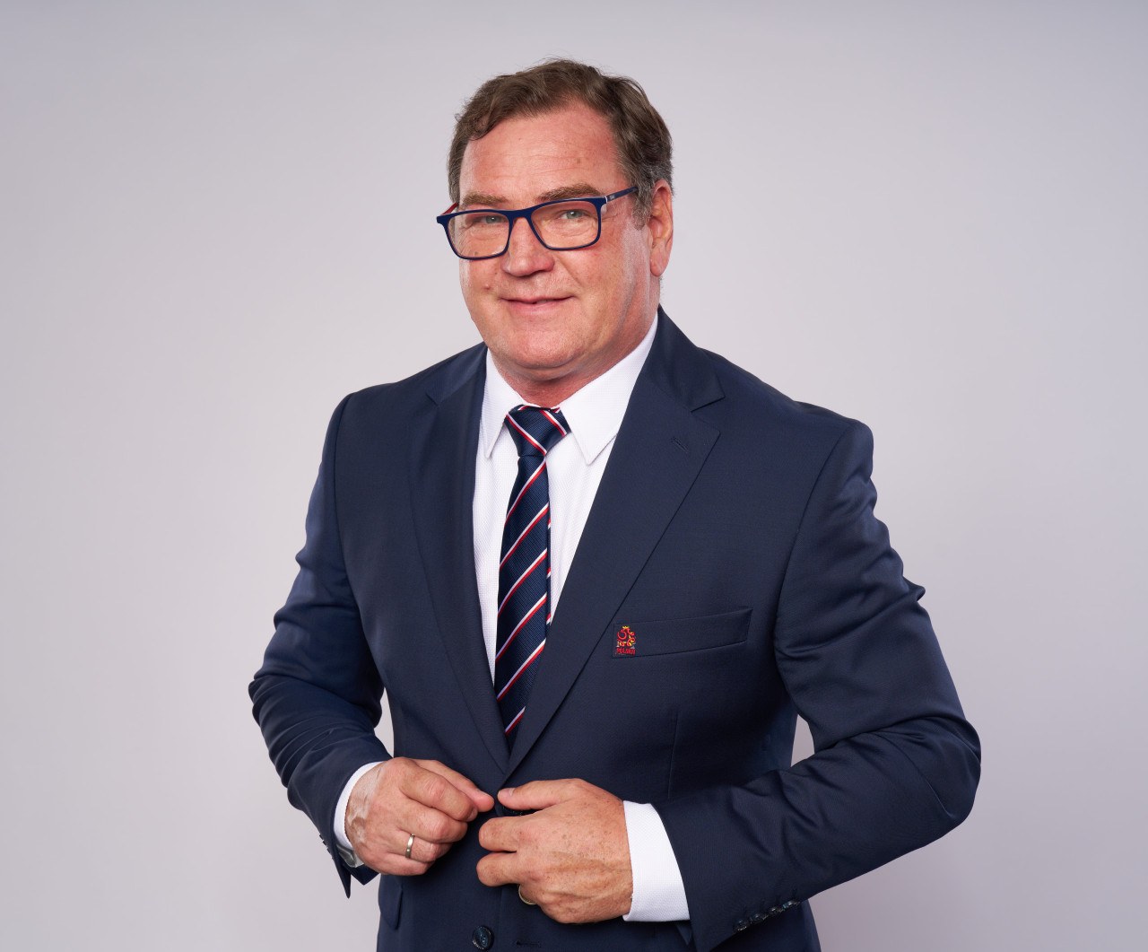 Jan Urban na oficjalnym zdjęciu PZPN z lipca 2025, gdy obejmował kadrę. Po 14 meczach ma bilans 6 zwycięstw, 4 remisów i 4 porażek